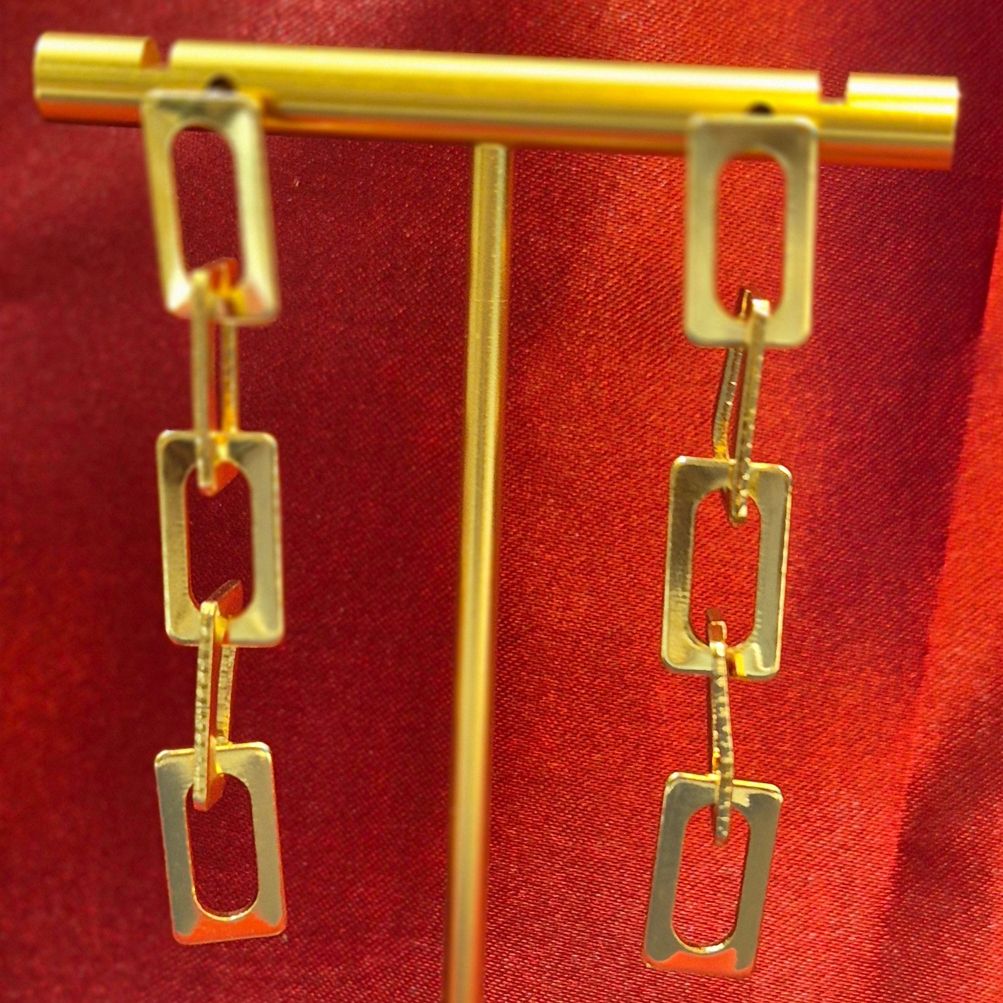 Golden chain loop dangler