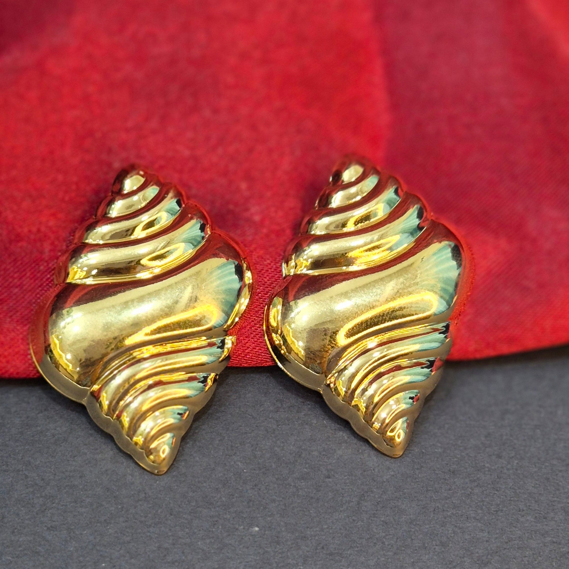 Anti tarnish sea shell conch stud