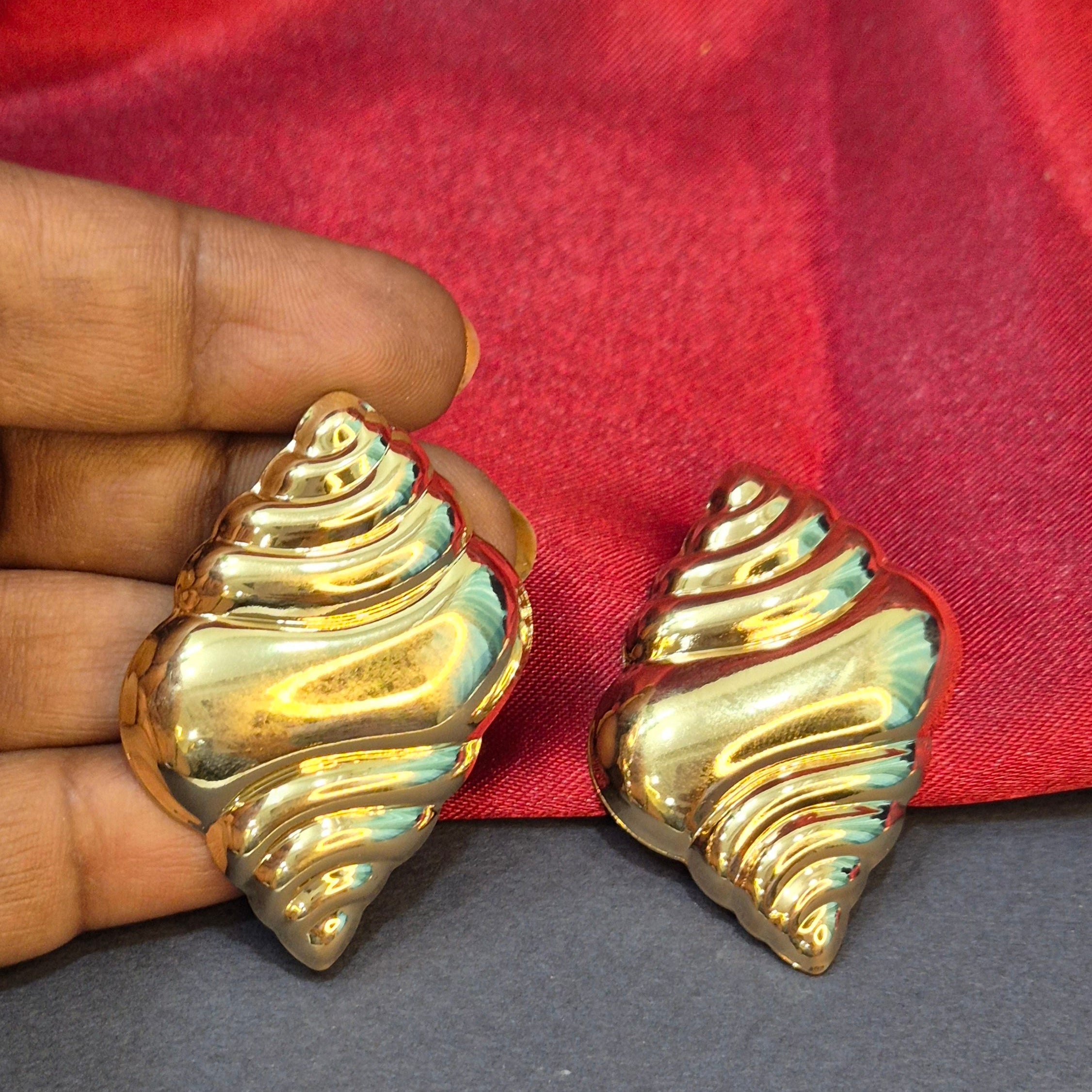 Anti tarnish sea shell conch stud