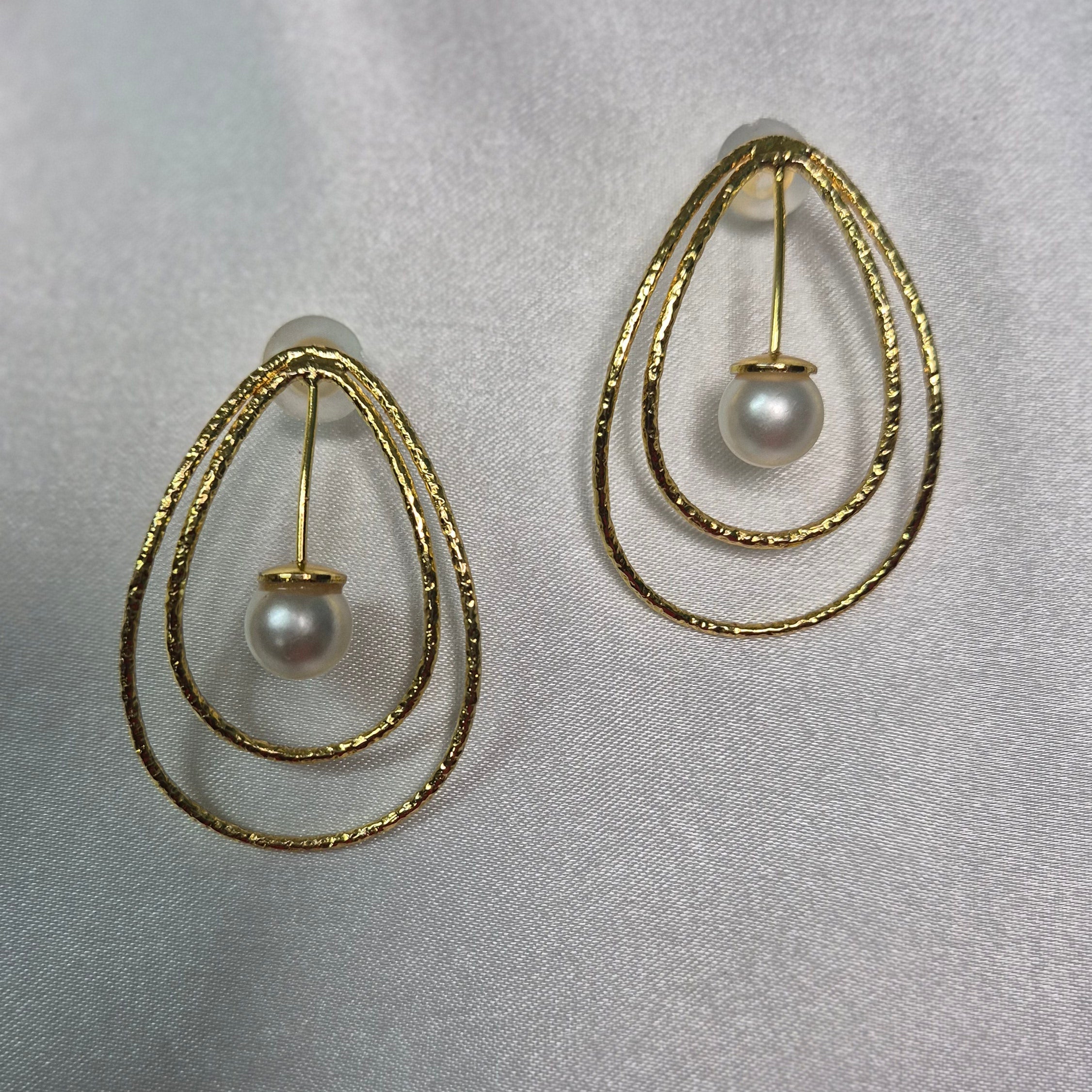 Casual wear concentric rain drop  shaped stud