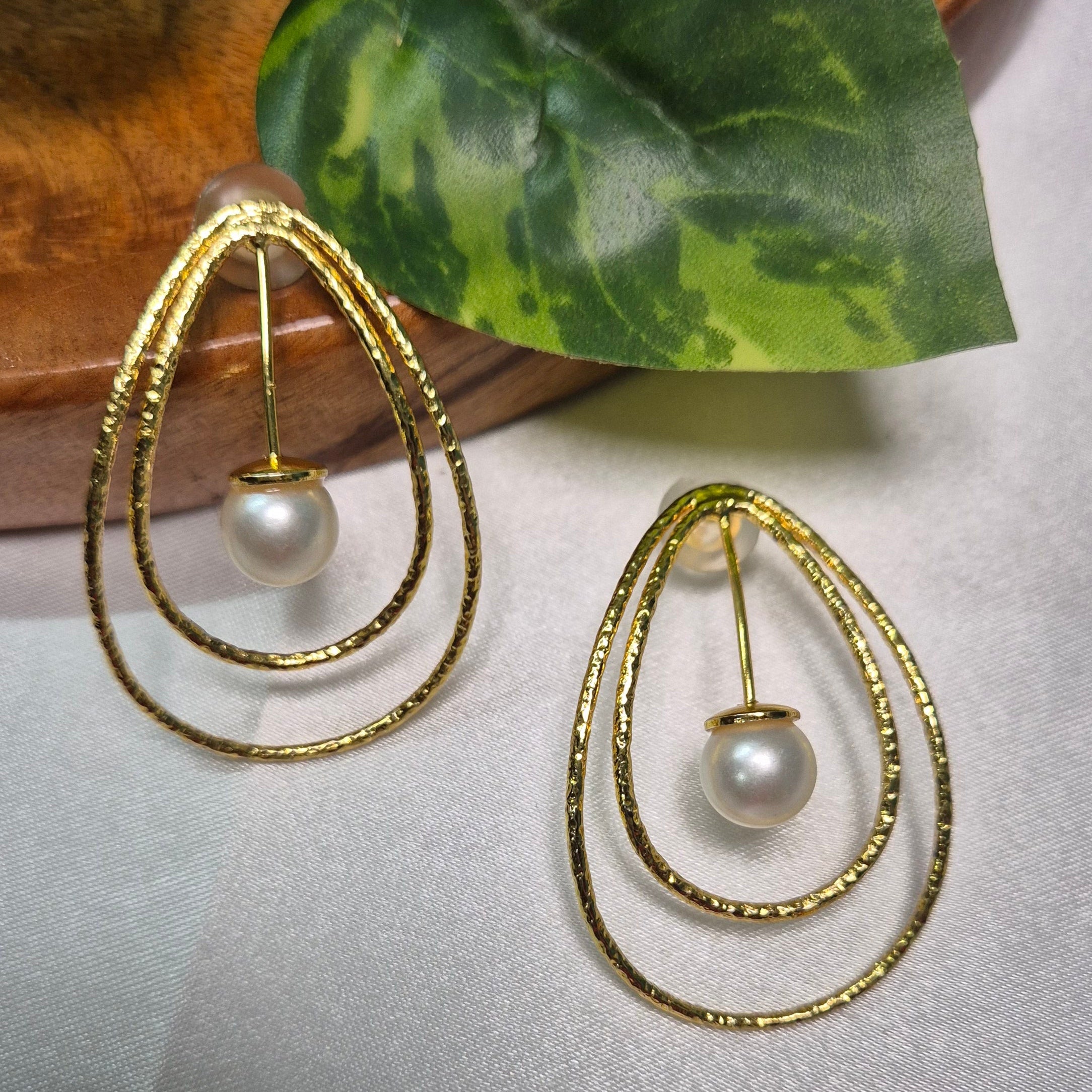 Casual wear concentric rain drop  shaped stud