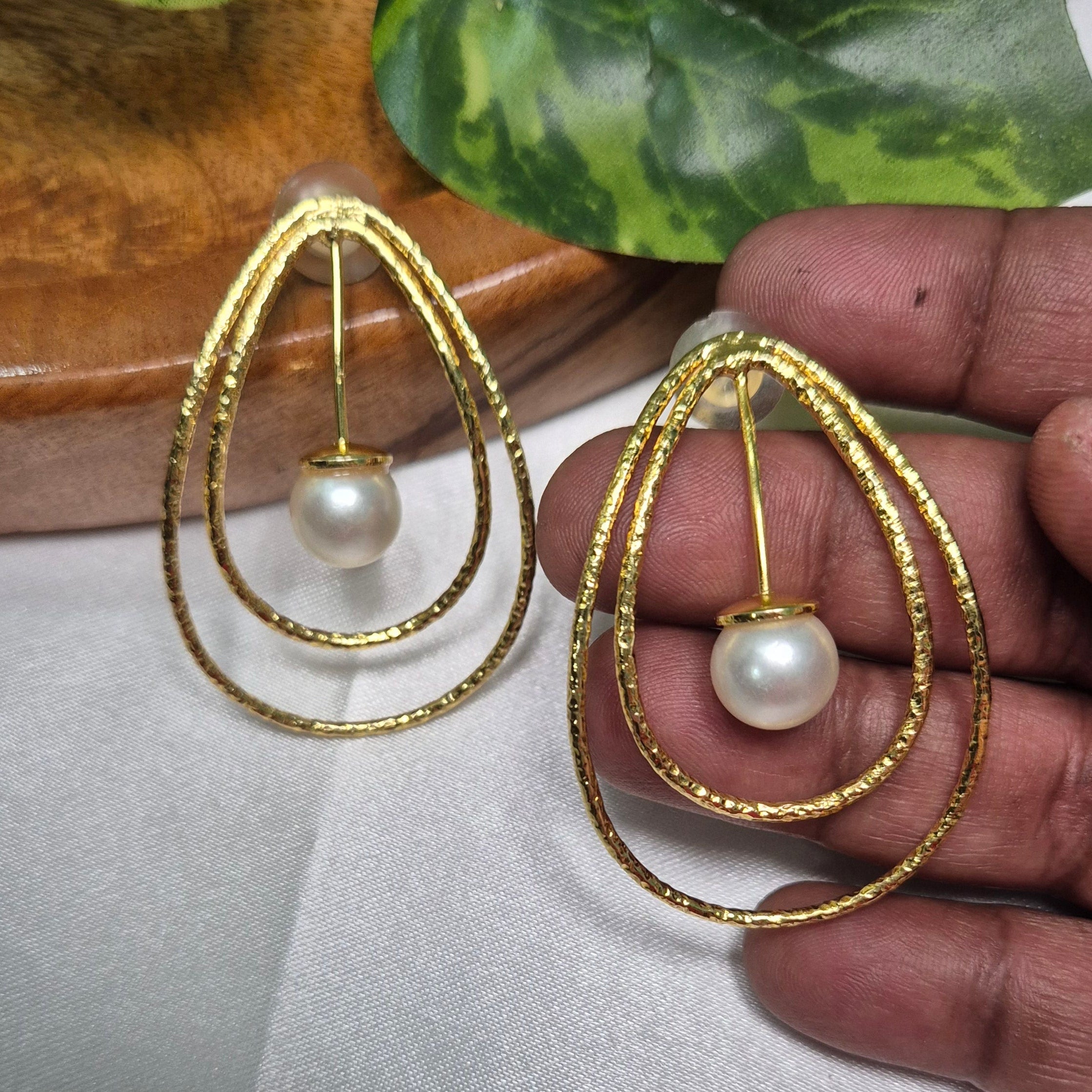 Casual wear concentric rain drop  shaped stud