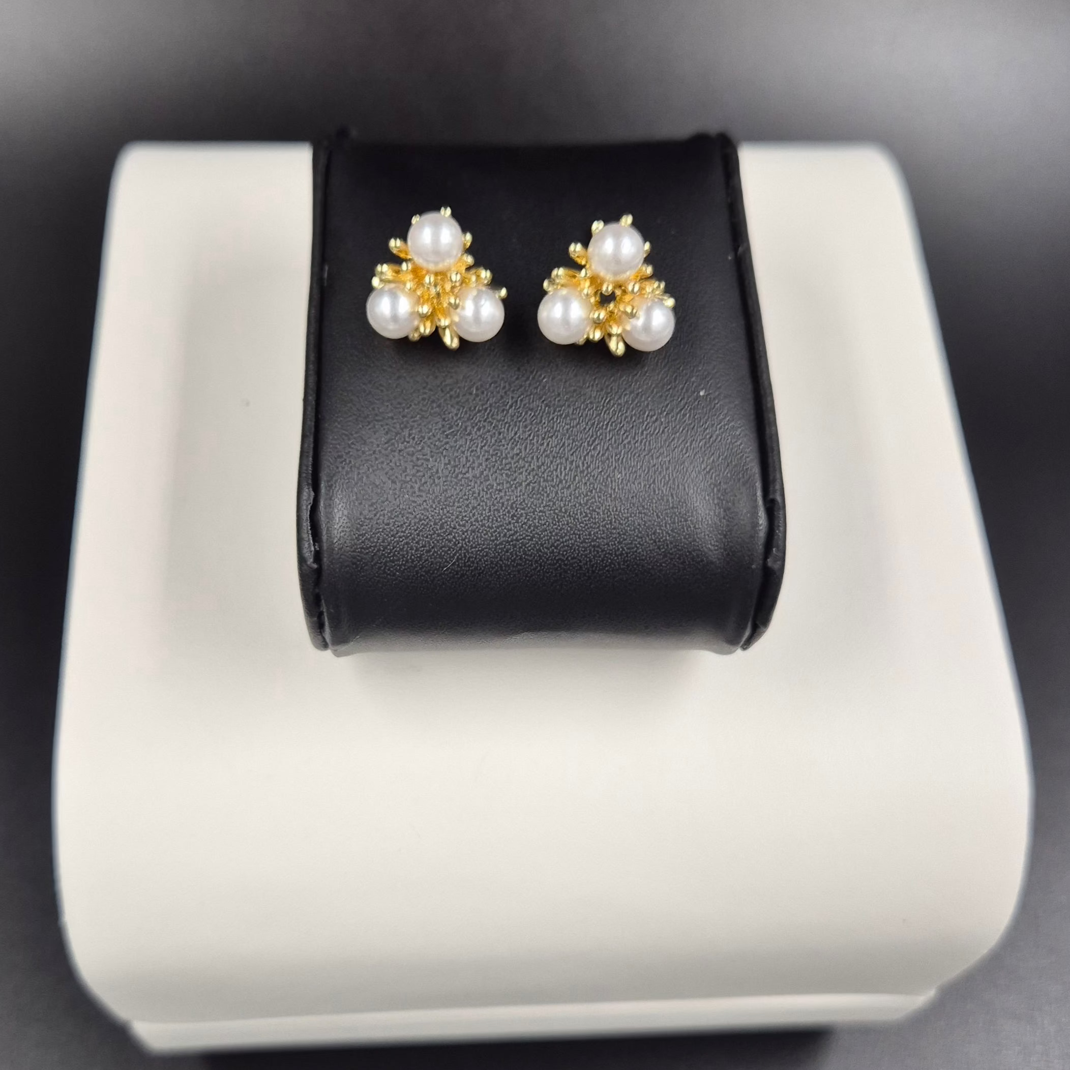 Triangle shaped white pearl cluster