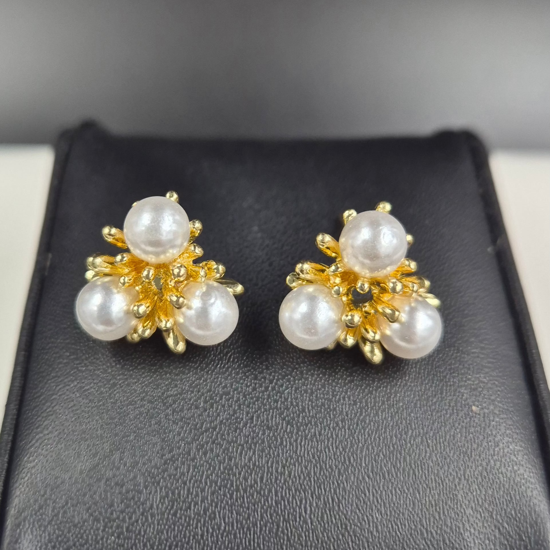 Triangle shaped white pearl cluster