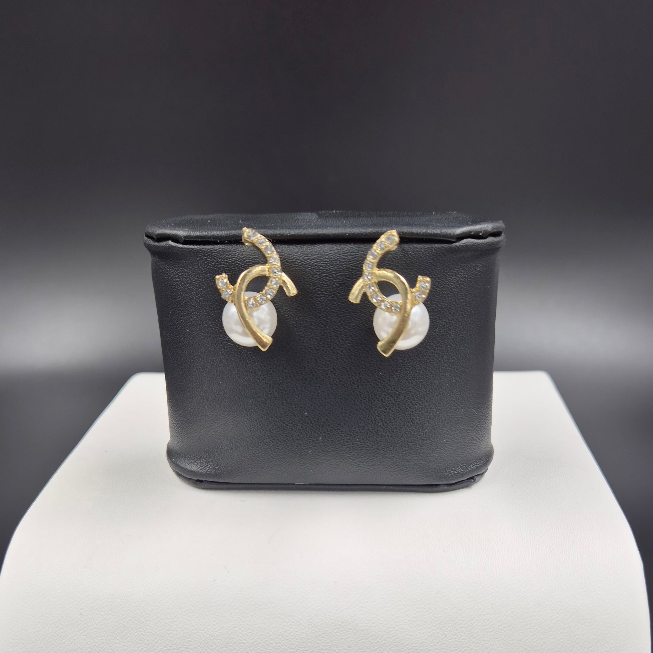 Pearl stud with interwined C Shapes