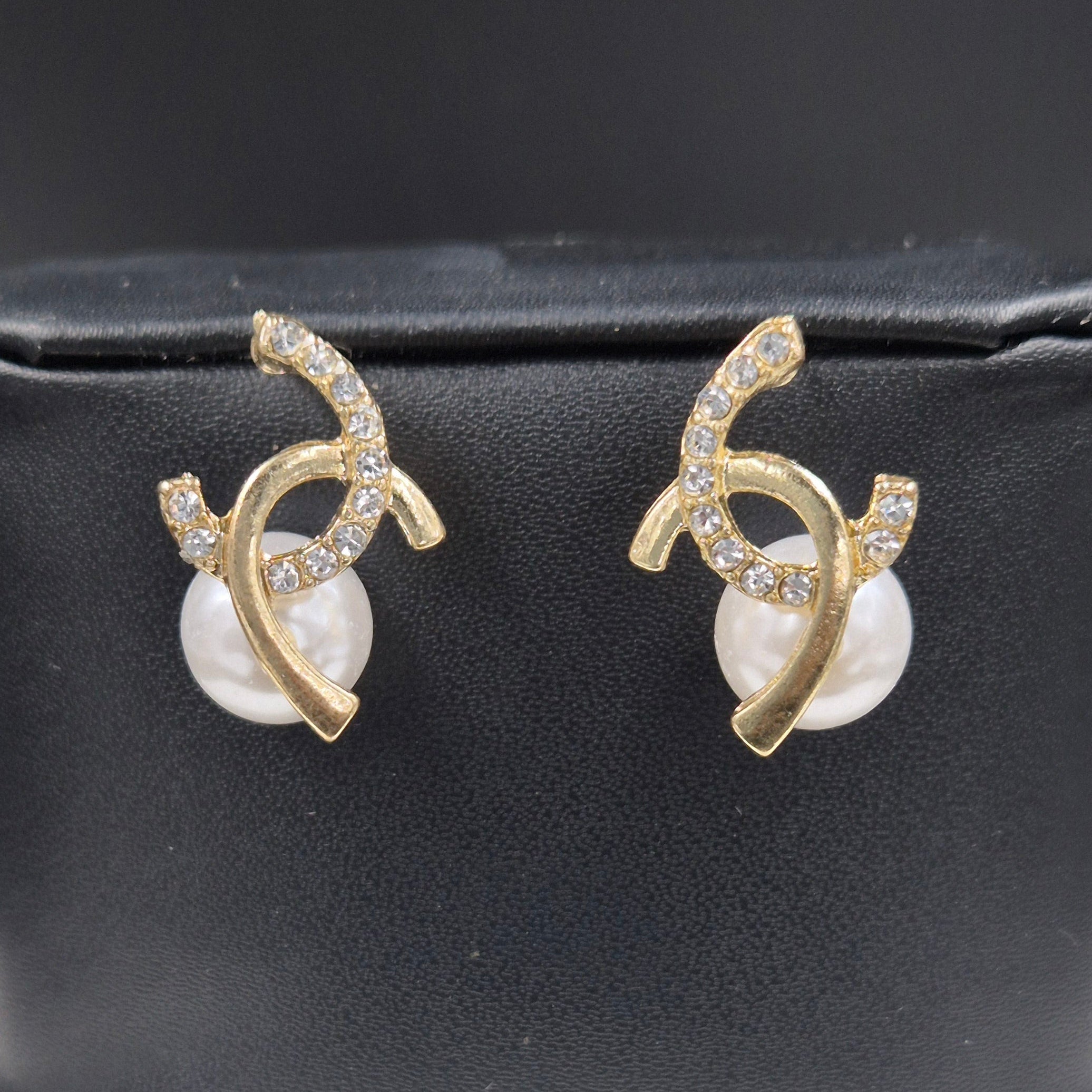 Pearl stud with interwined C Shapes