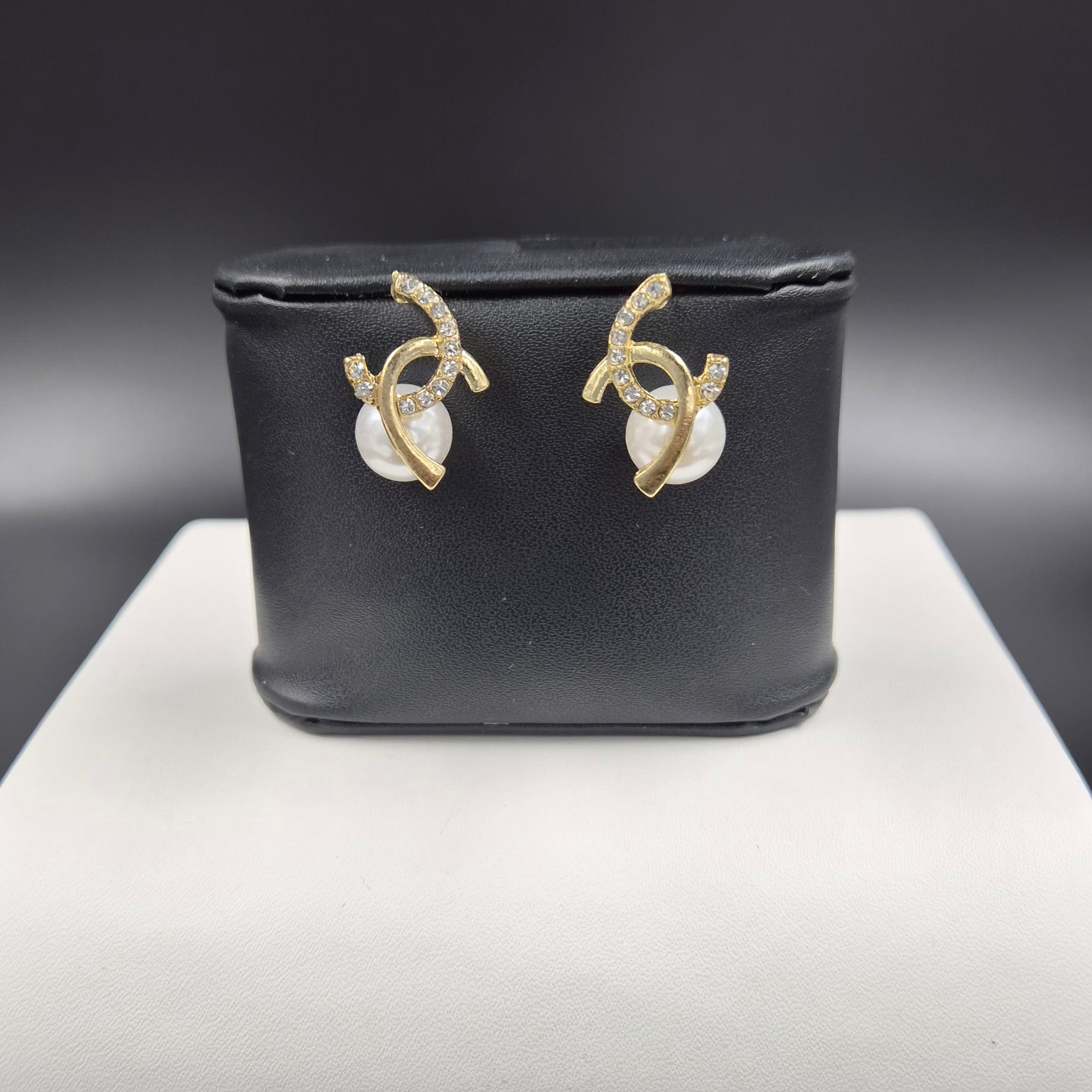 Pearl stud with interwined C Shapes