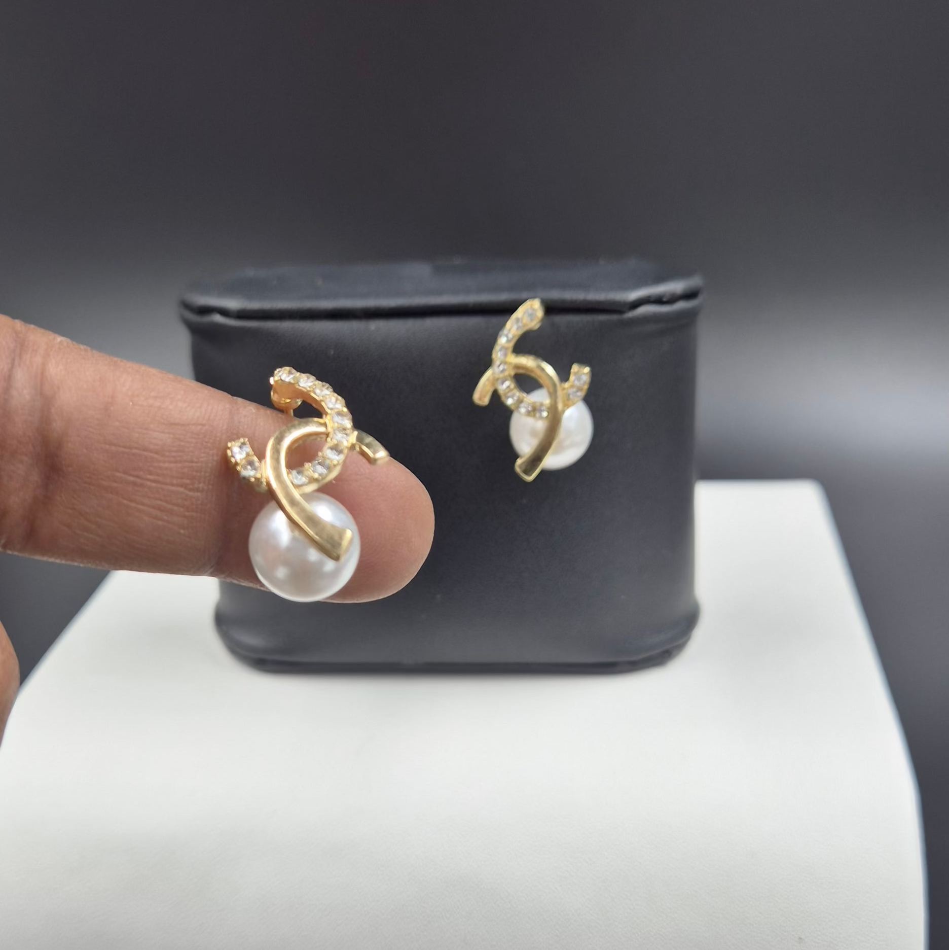Pearl stud with interwined C Shapes