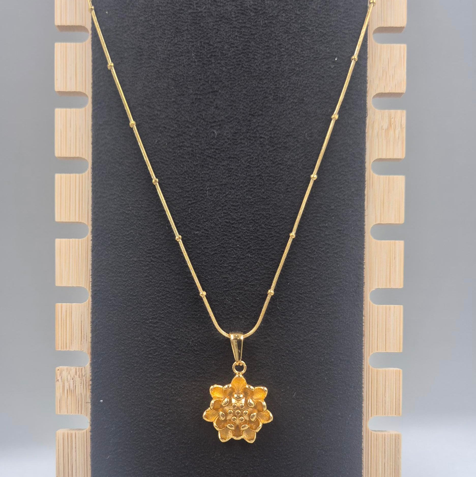 Elegant Floral Gold Pendant chain for Women | Minimal Flower Charm Chain