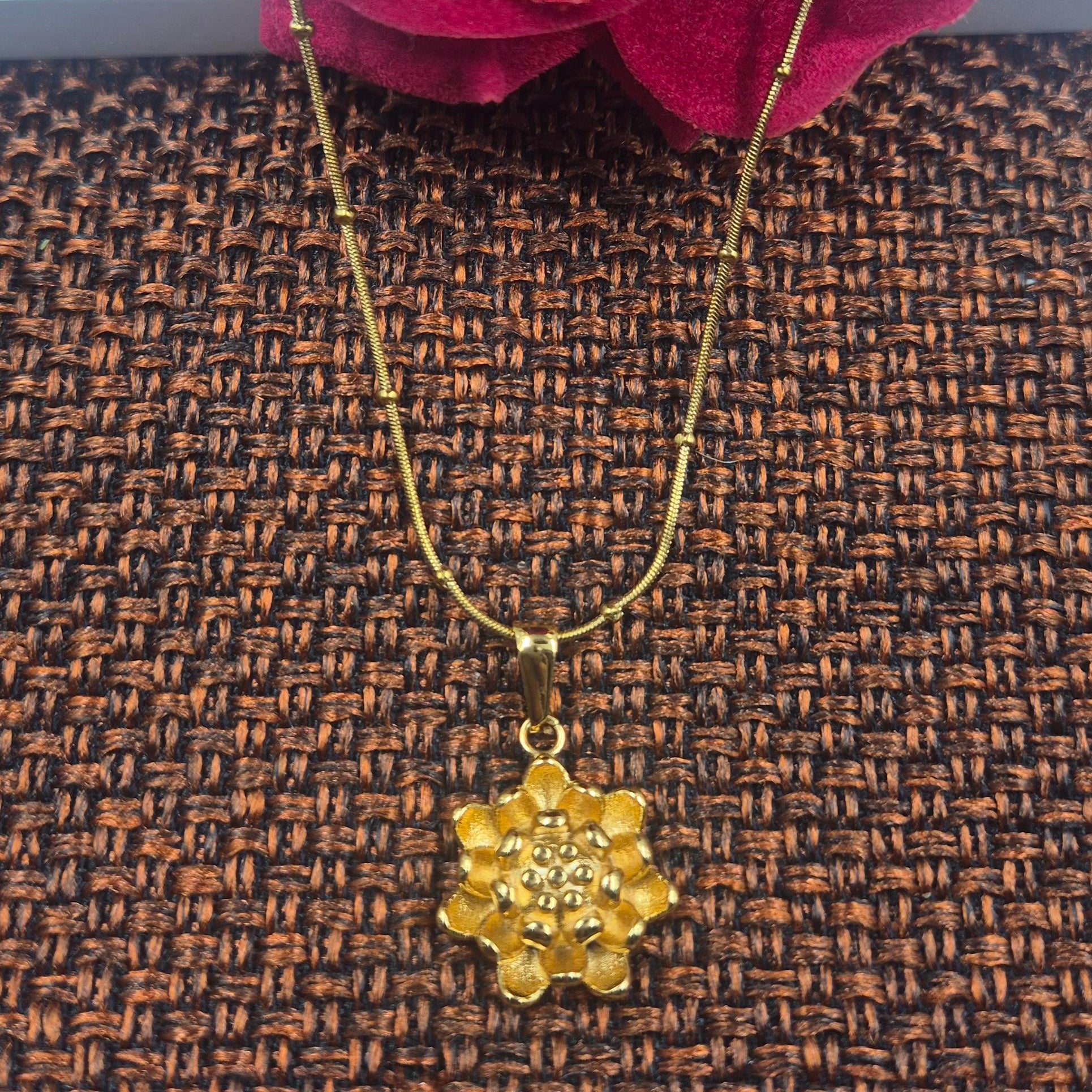 Elegant Floral Gold Pendant chain for Women | Minimal Flower Charm Chain
