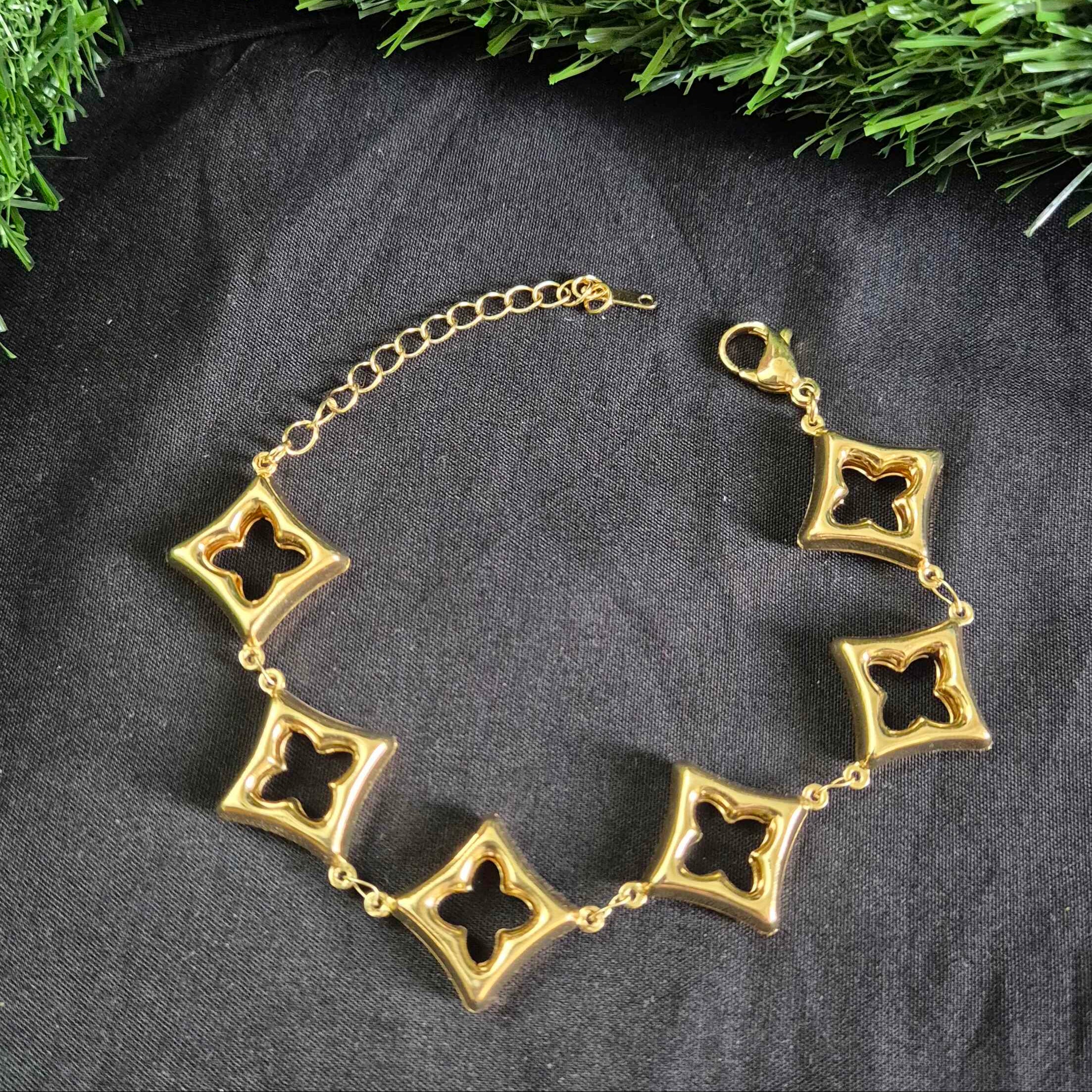 Anti tarnish Open Clover Link Bracelet with Sculpted Gold-Tone Motifs