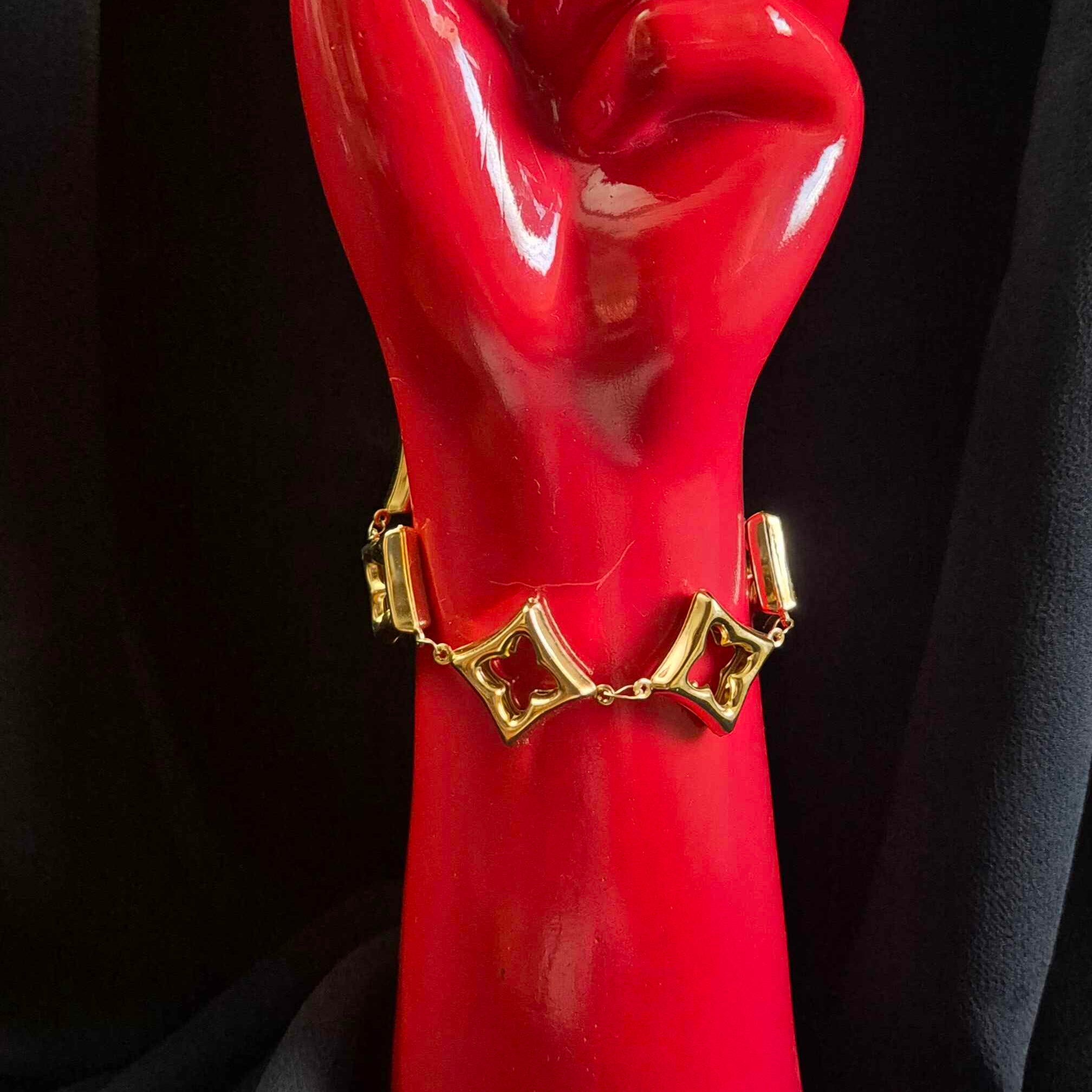 Anti tarnish Open Clover Link Bracelet with Sculpted Gold-Tone Motifs