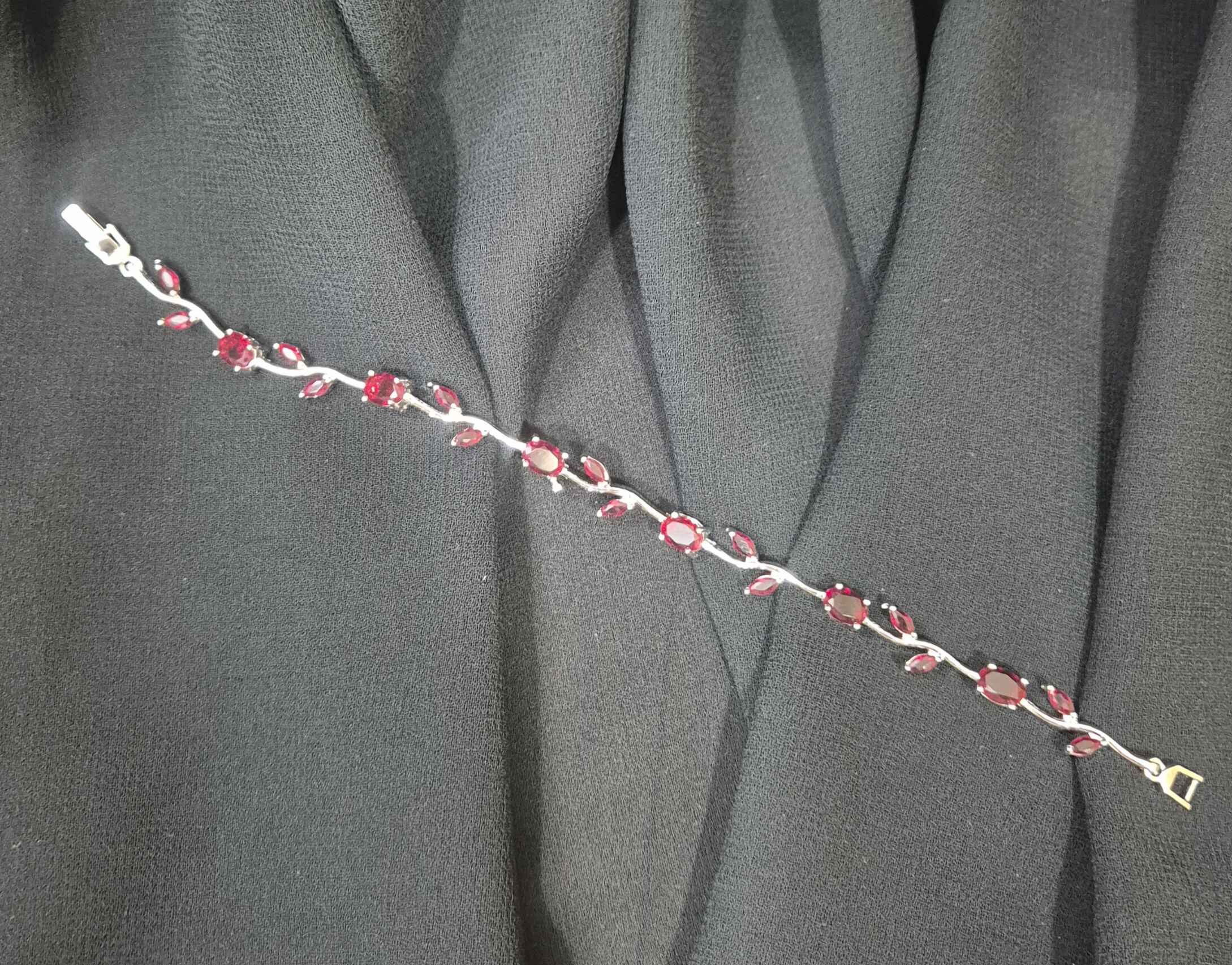 Tulip bracelet with red stones in silver finish chain