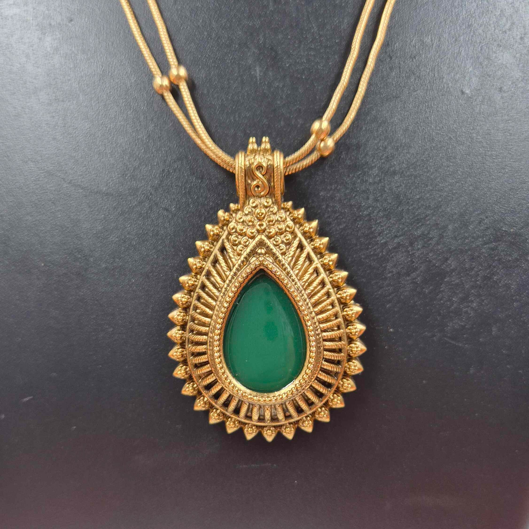 Elegant Double-Layer Green  palakka Teardrop Pendant Necklace Set with Matching Studs