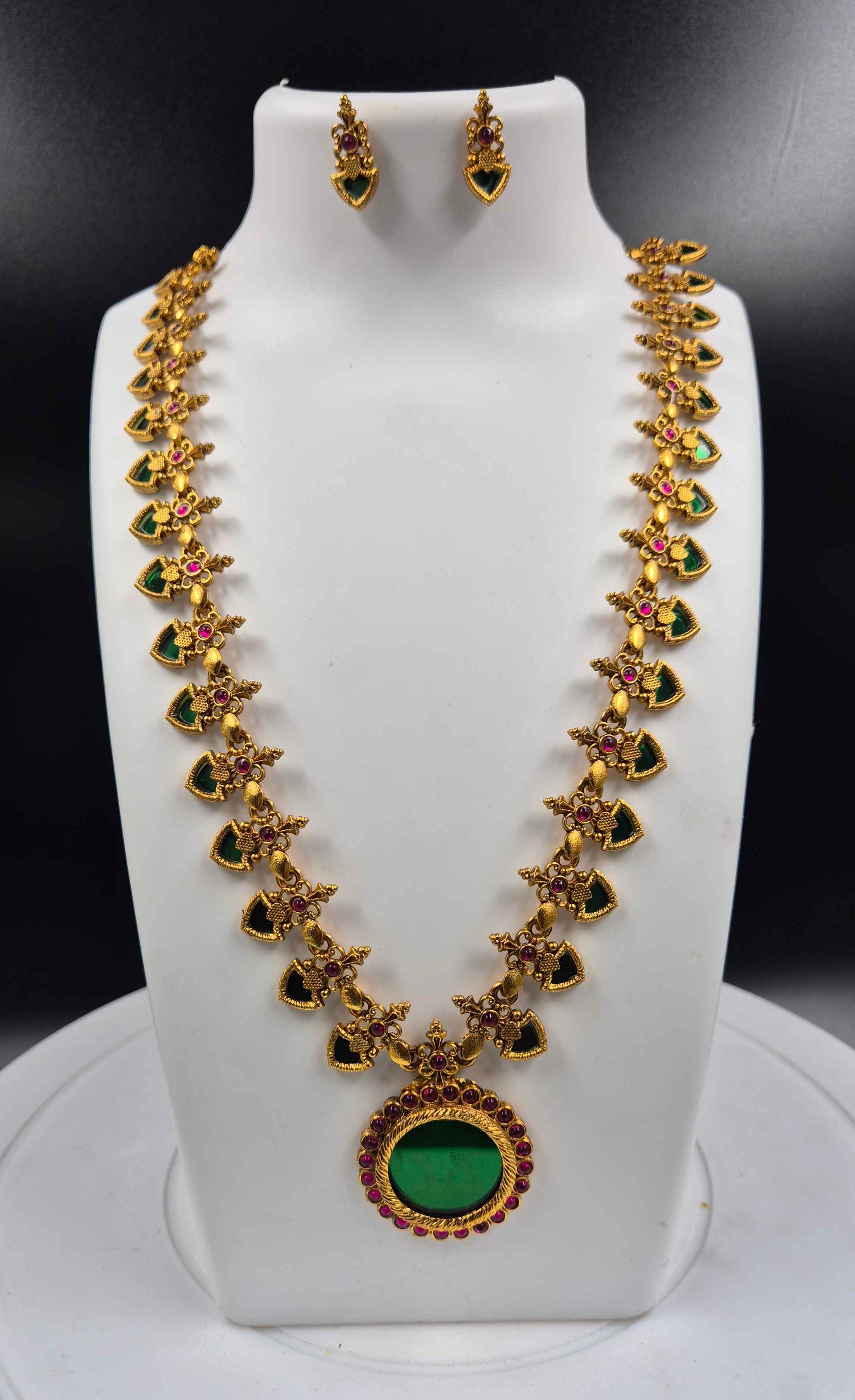 Green pallakka Stone Kerala Traditional set with Matching Earrings