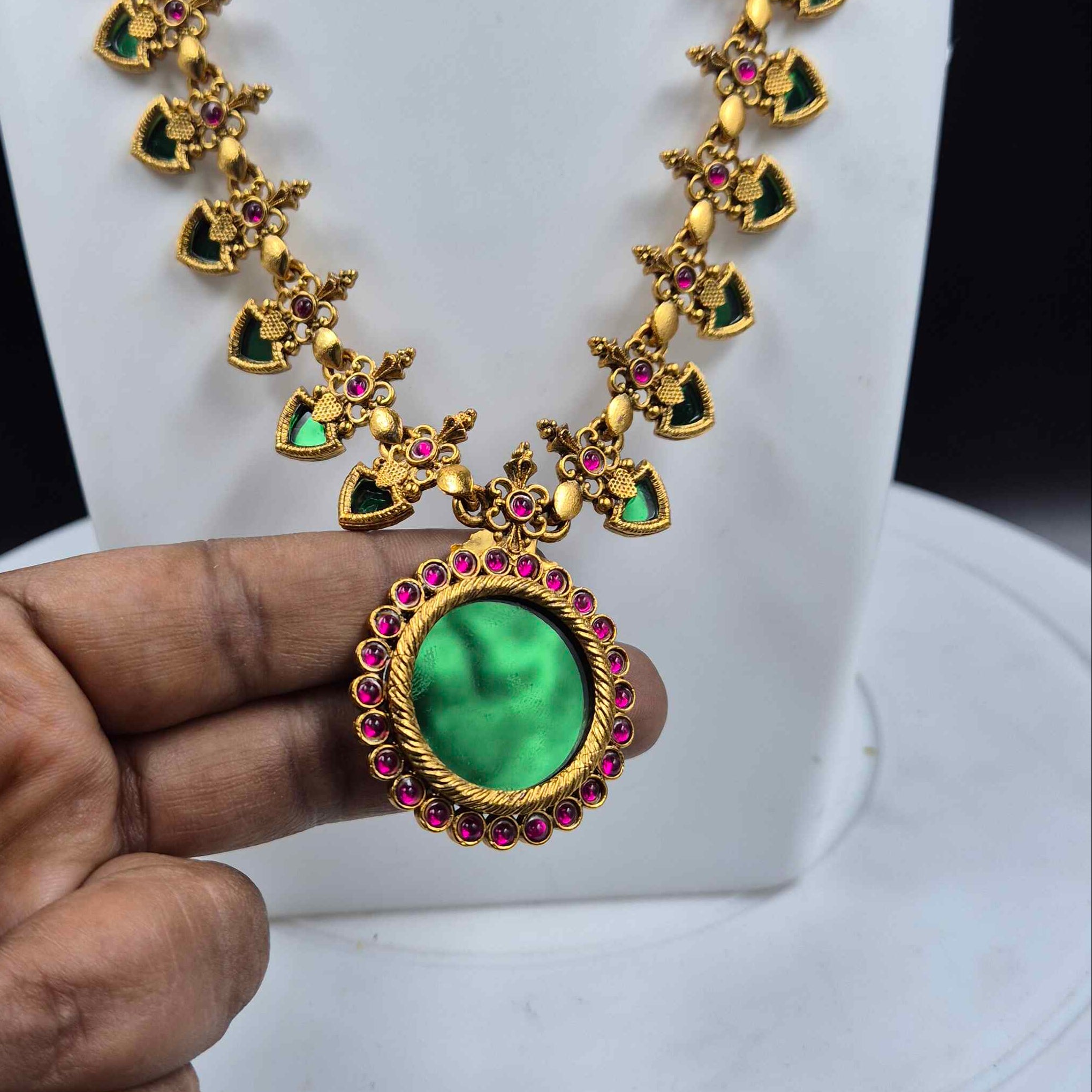 Green pallakka Stone Kerala Traditional set with Matching Earrings