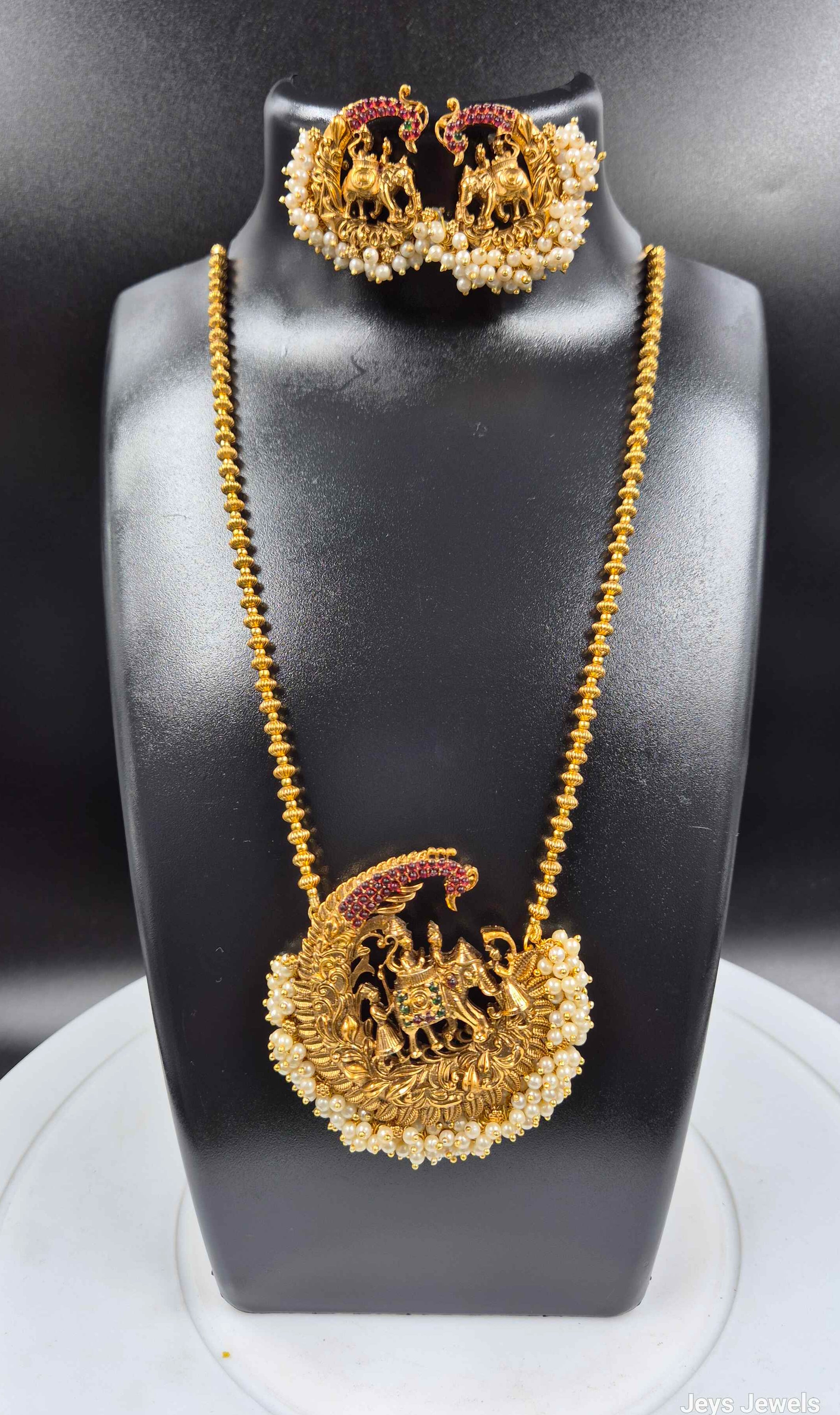 King on top of elephant motif pendant haram with pearl hangings.