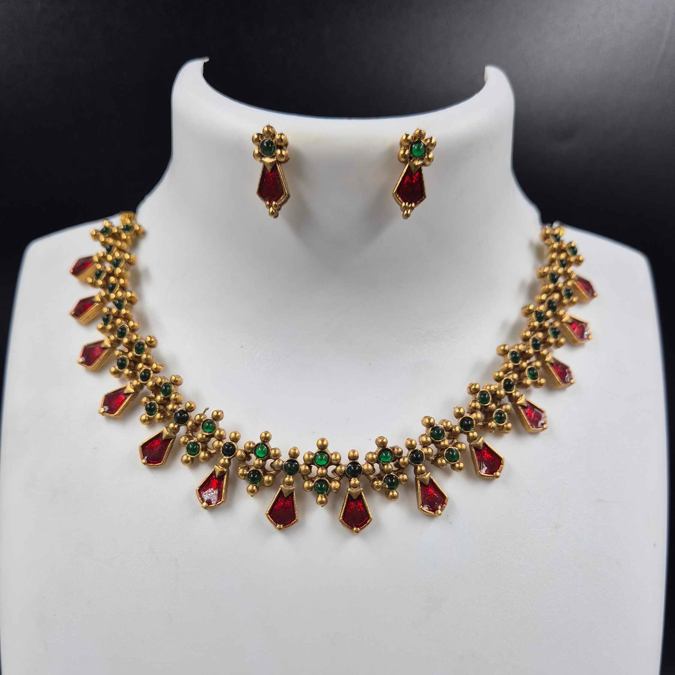 Red hanging pallaka with green stoned chain necklace