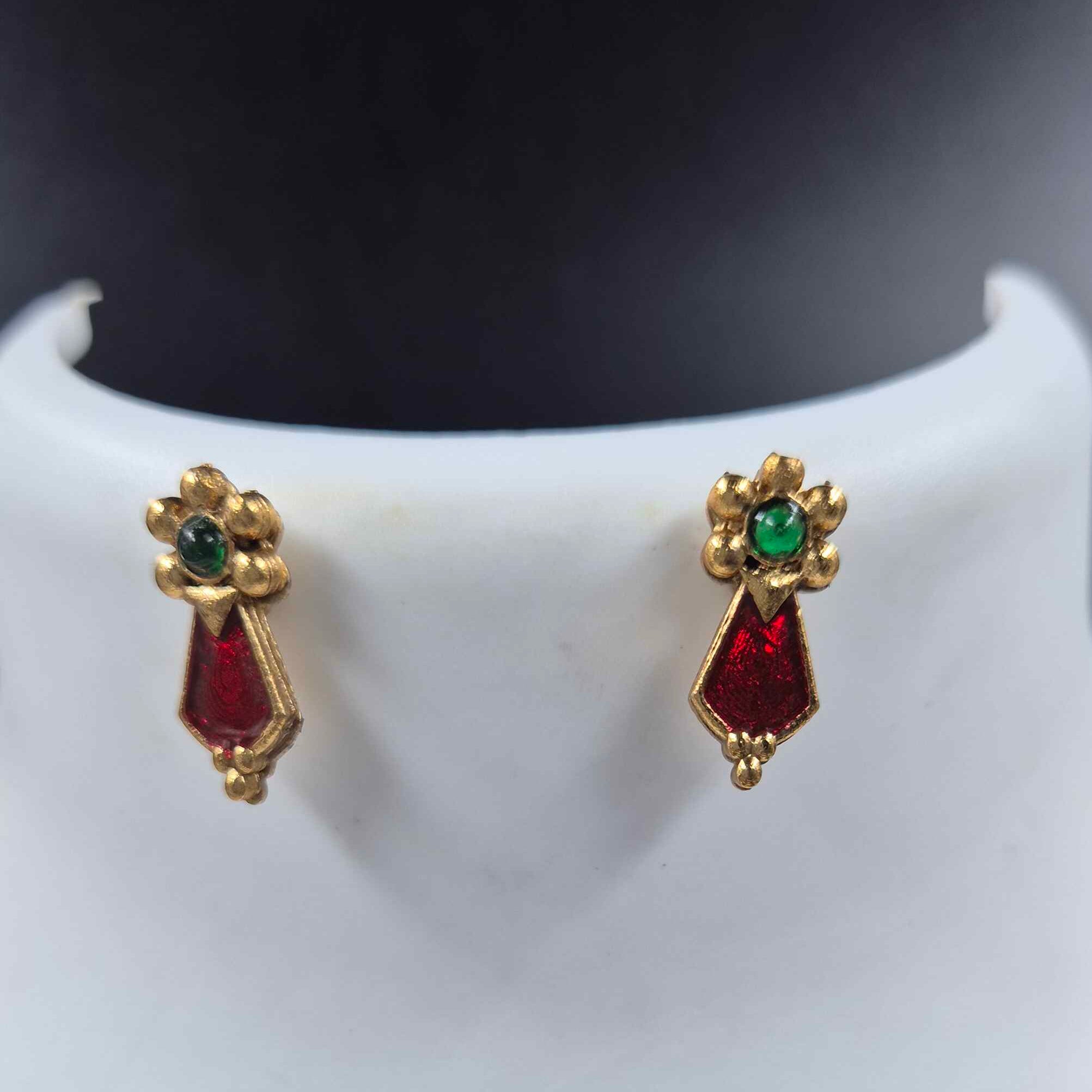 Red hanging pallaka with green stoned chain necklace