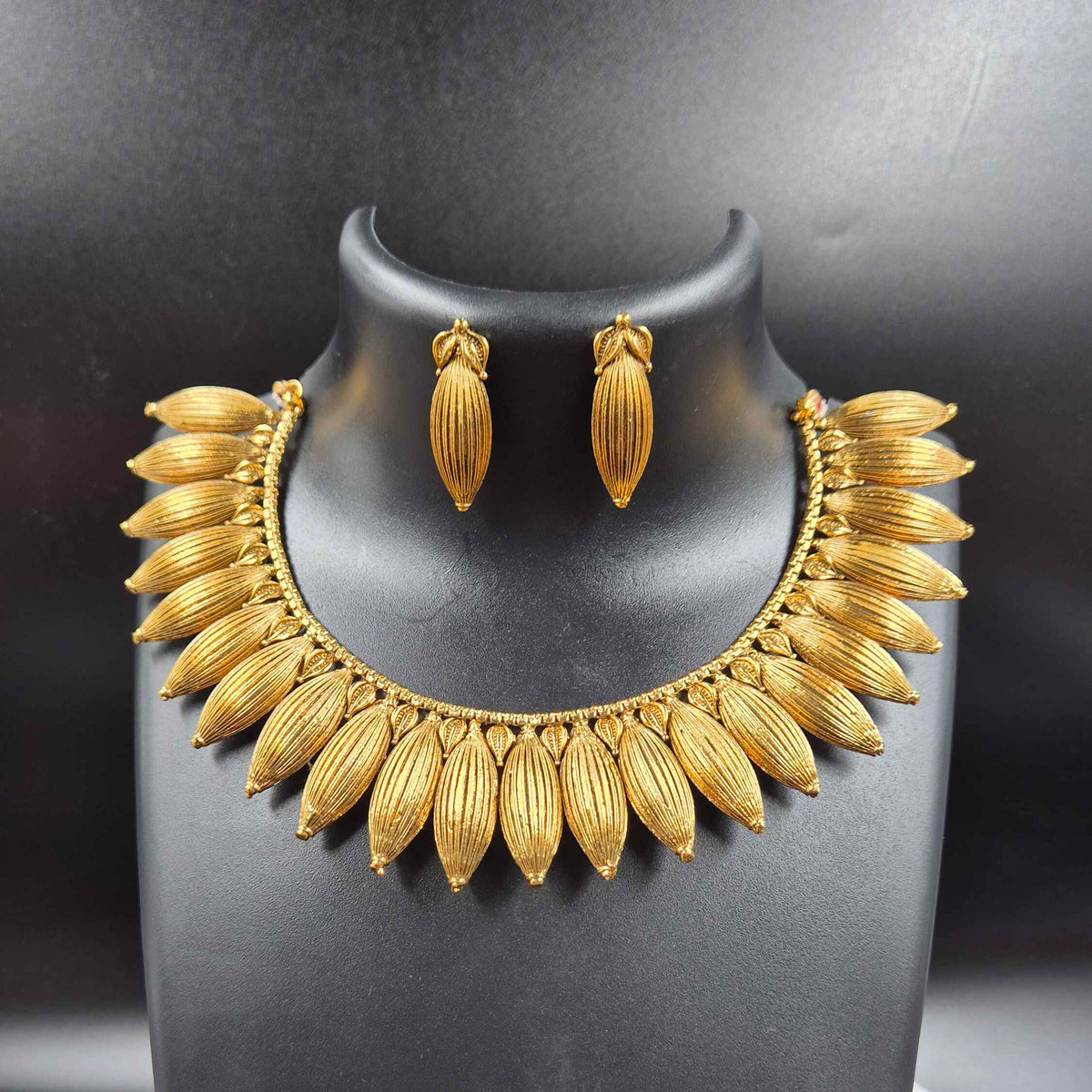 Mulla Mottu Gold Necklace with Matching Earrings