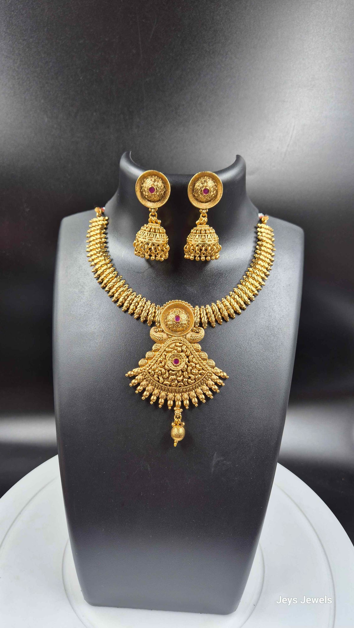 Non idol gold necklace set with jhumkas