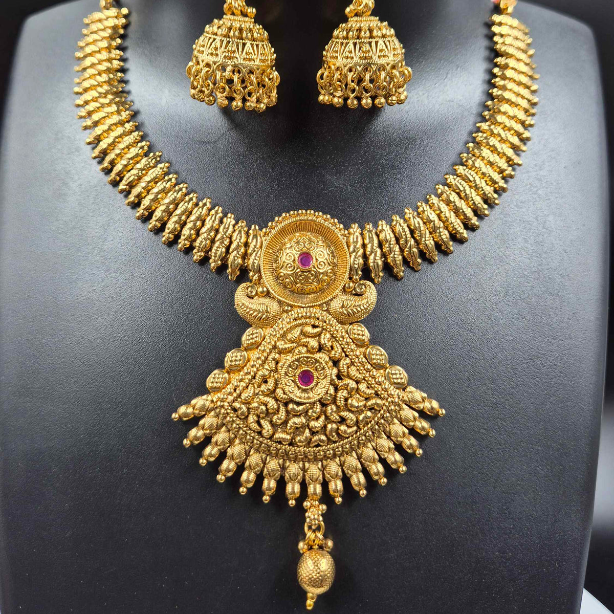 Non idol gold necklace set with jhumkas