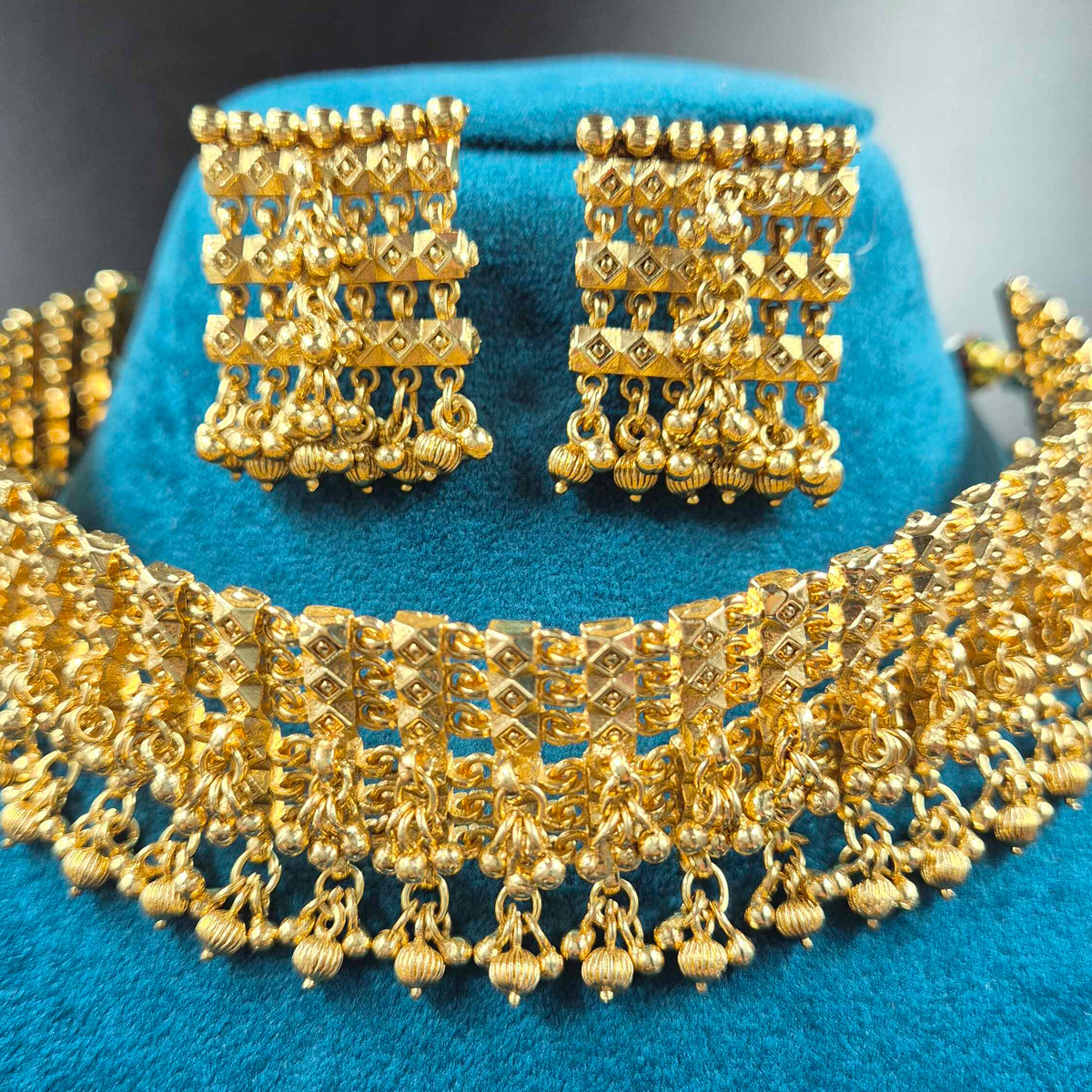Non idol Gold Designer Choker with Matching Earrings