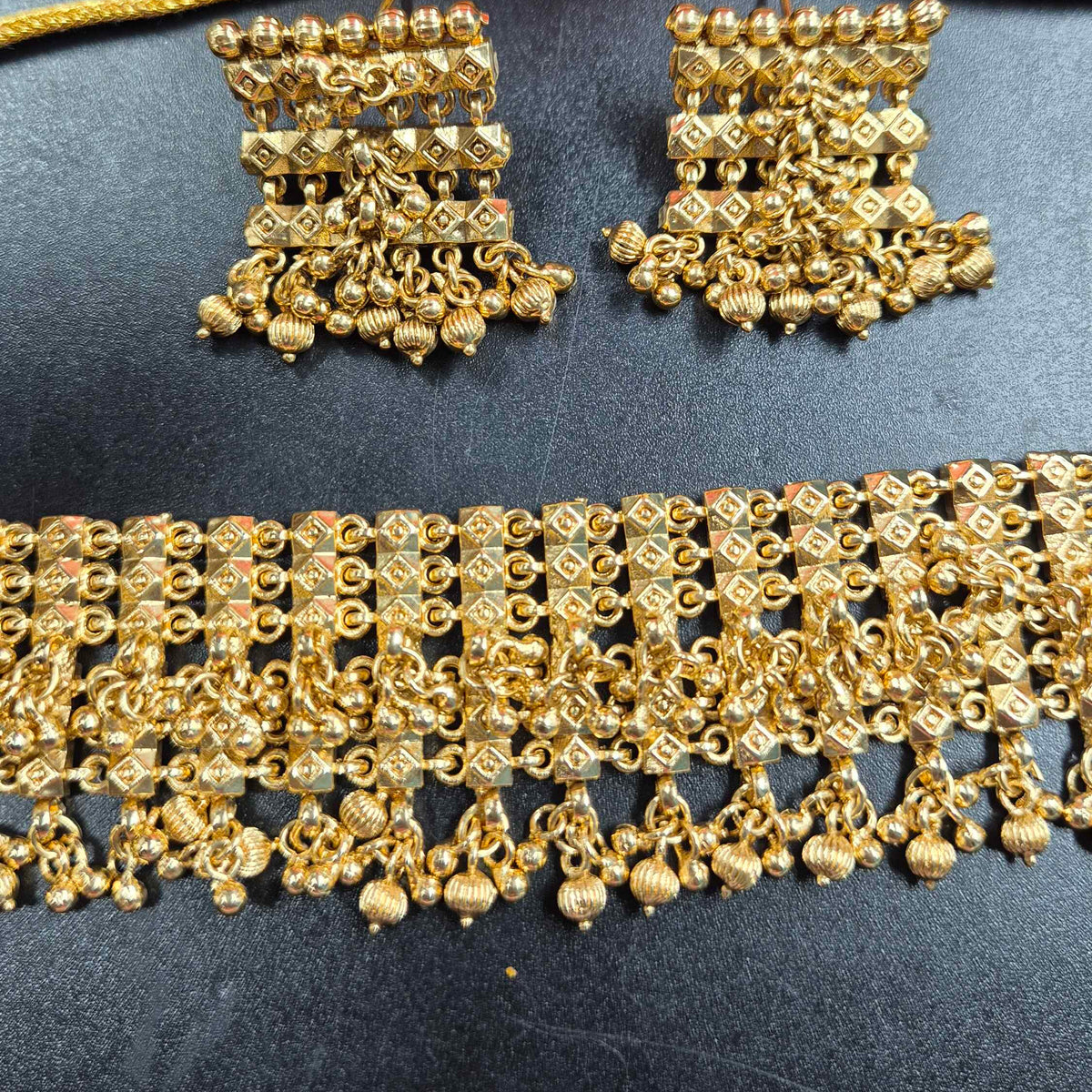 Non idol Gold Designer Choker with Matching Earrings