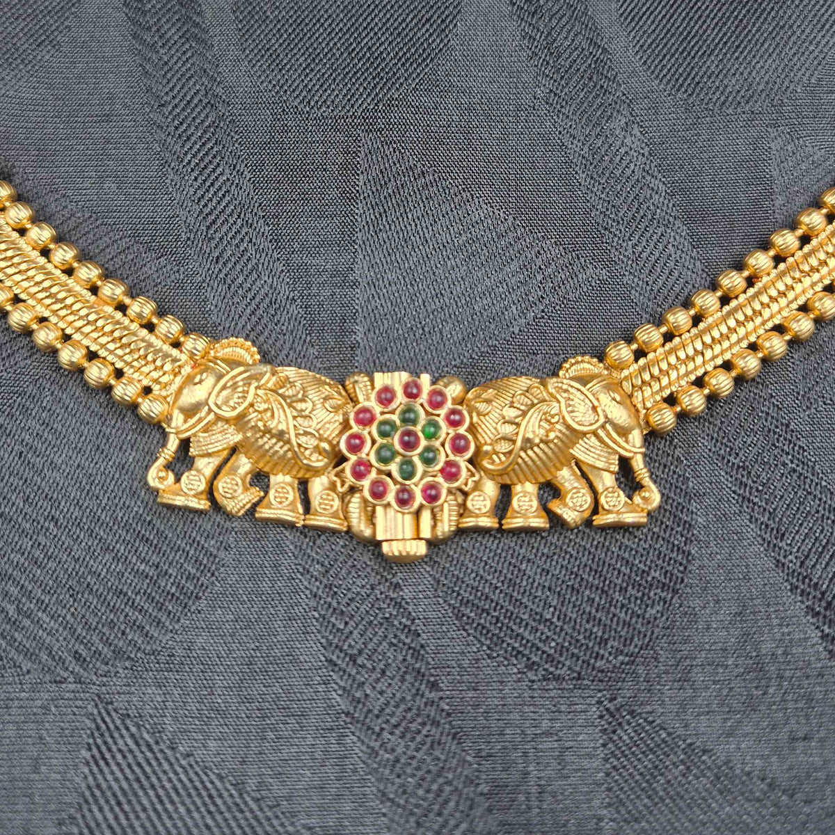 ront Screw Openable elephant Motif Necklace with Earrings
