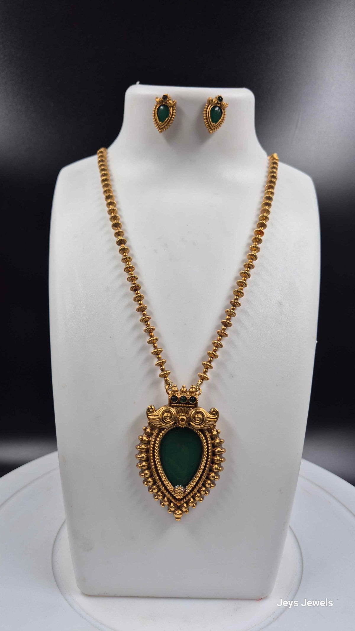 Tear drop shaped Green Stone Pendant Necklace set