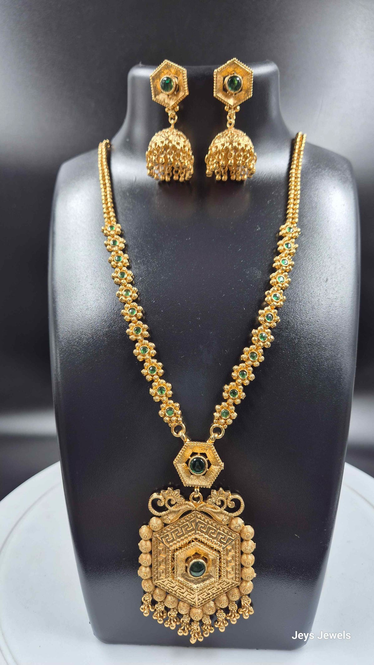 Non idol Geometric Green Stone Necklace Set