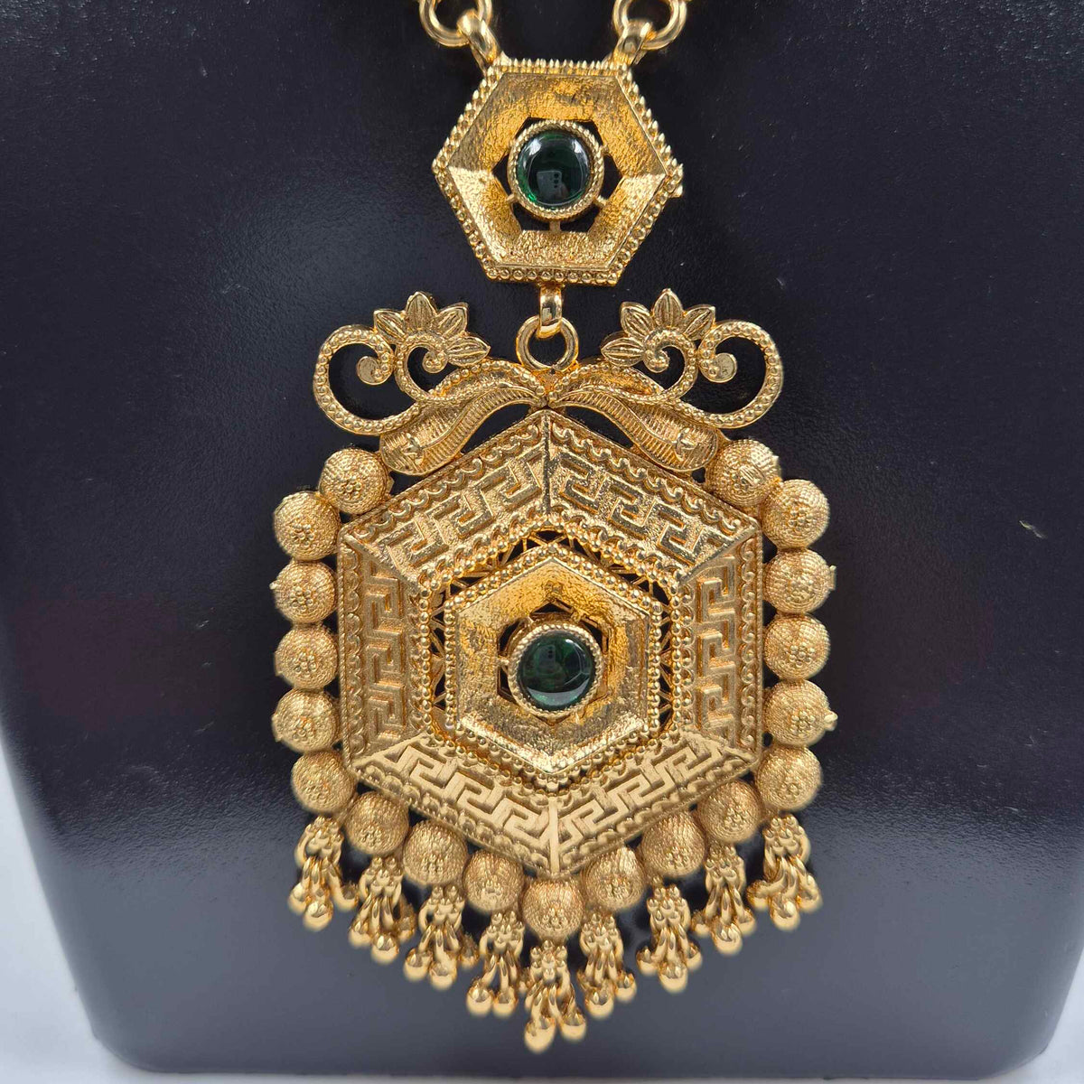 Non idol Geometric Green Stone Necklace Set