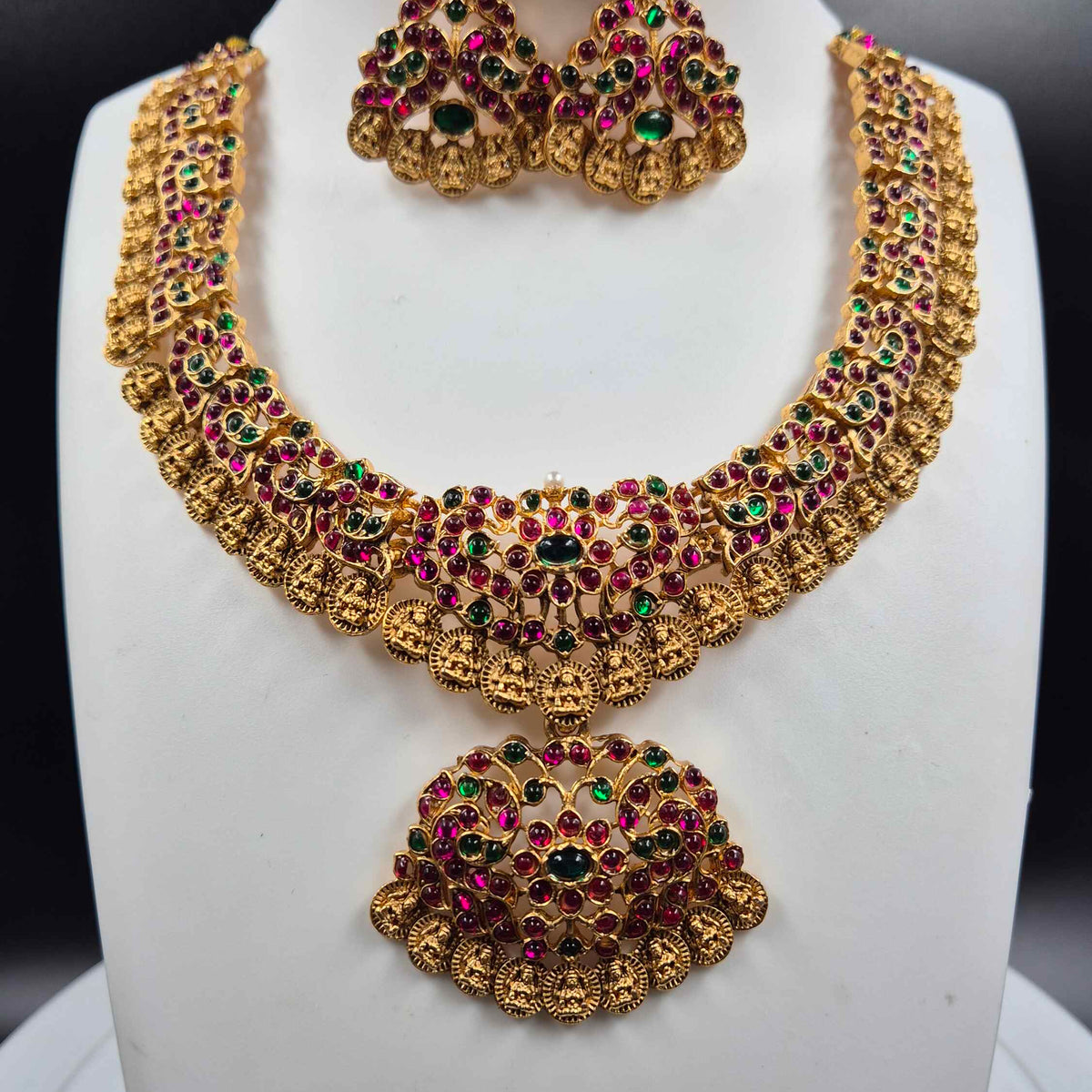 Jadau Kundan Necklace Set in budget range