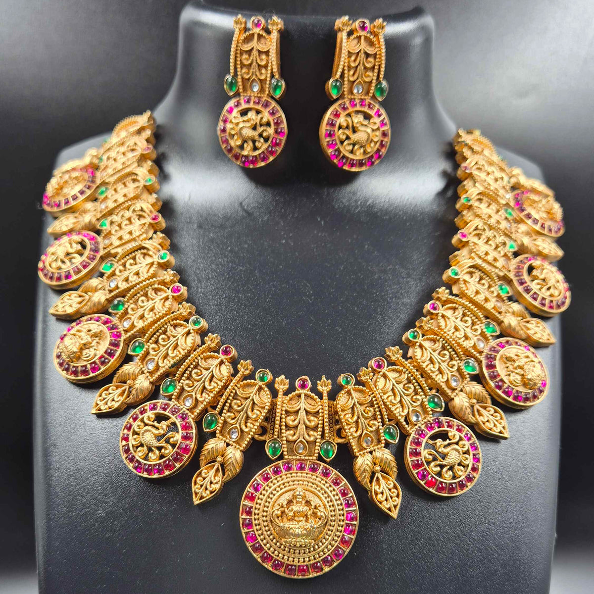 Lakshmi Kemp Stone Necklace Set with Round Pendant