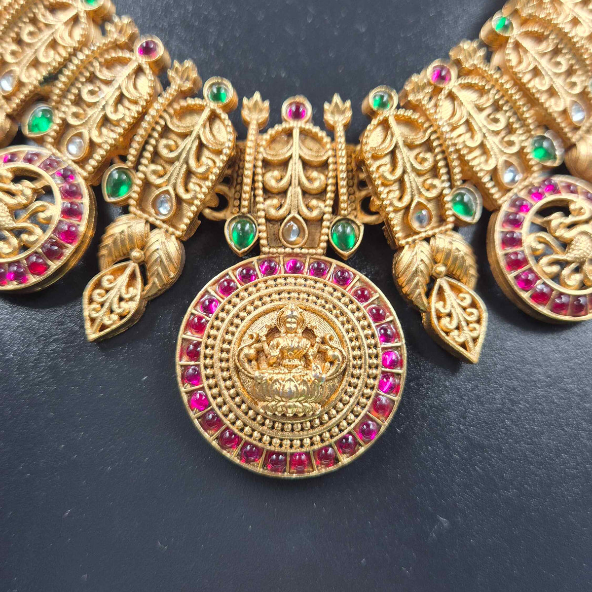 Lakshmi Kemp Stone Necklace Set with Round Pendant