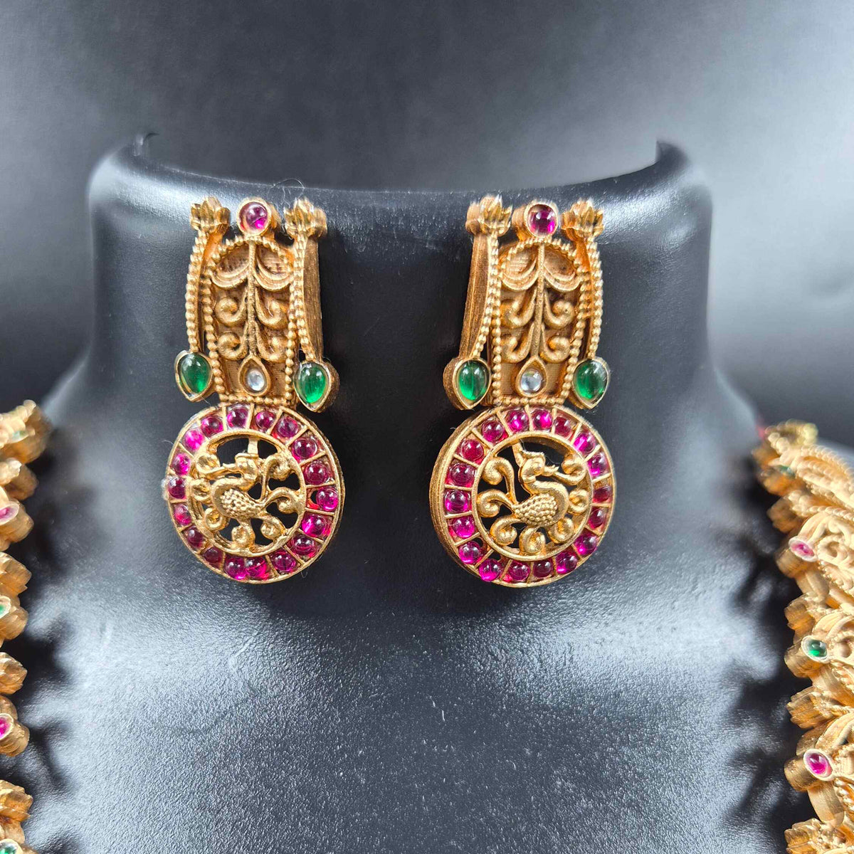 Lakshmi Kemp Stone Necklace Set with Round Pendant