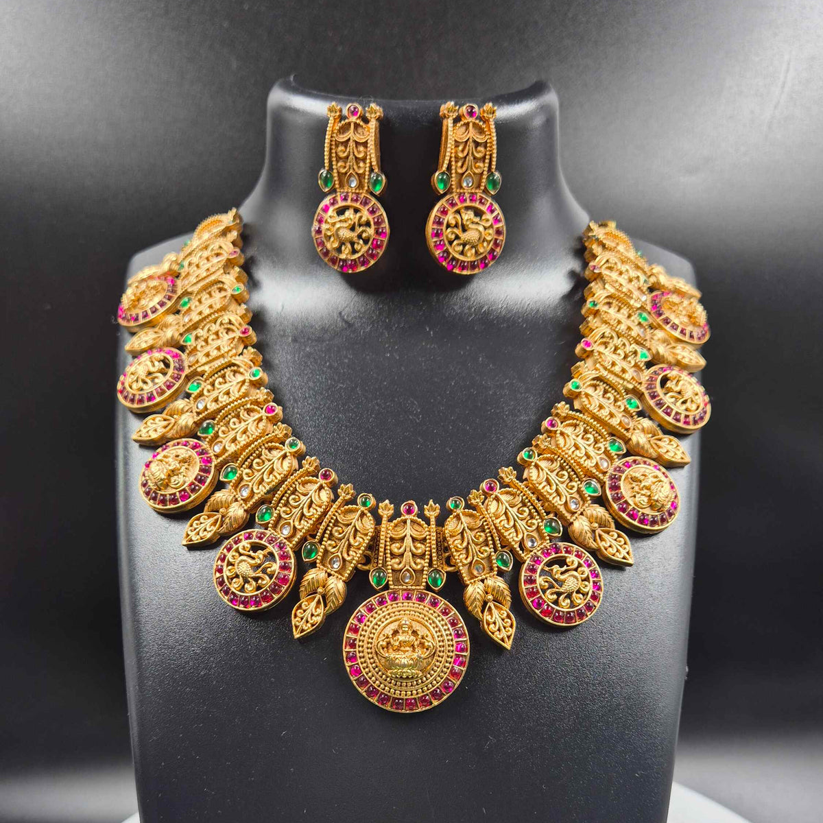 Lakshmi Kemp Stone Necklace Set with Round Pendant