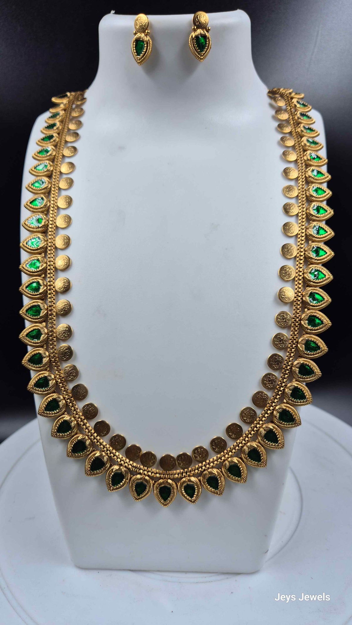 Green palakka with  Kasu design Set with earrings