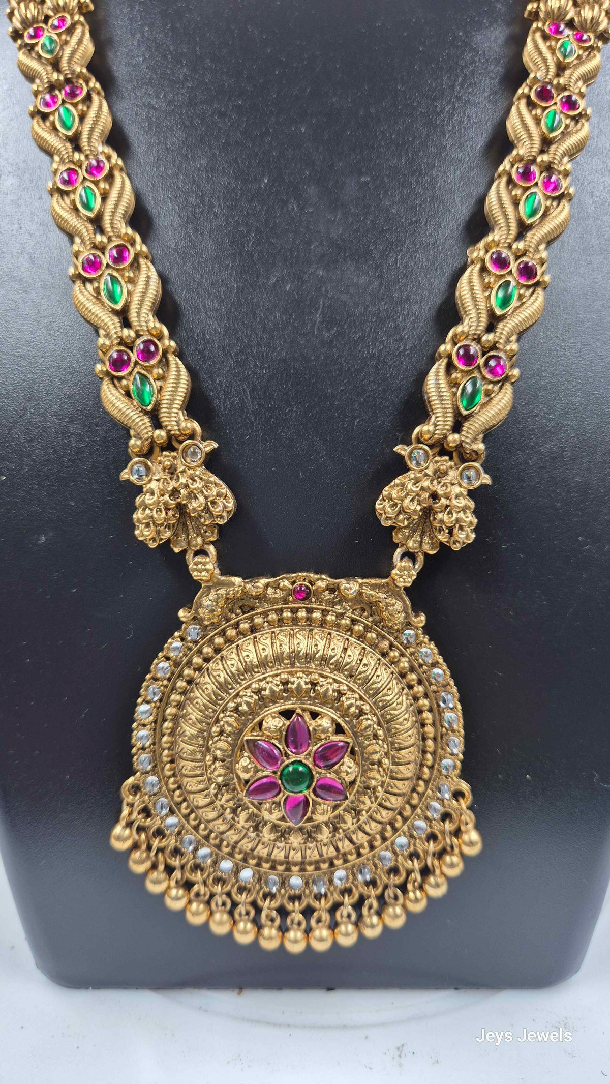 Non-Idol l Gold-Tone Set with Ruby Green Stones