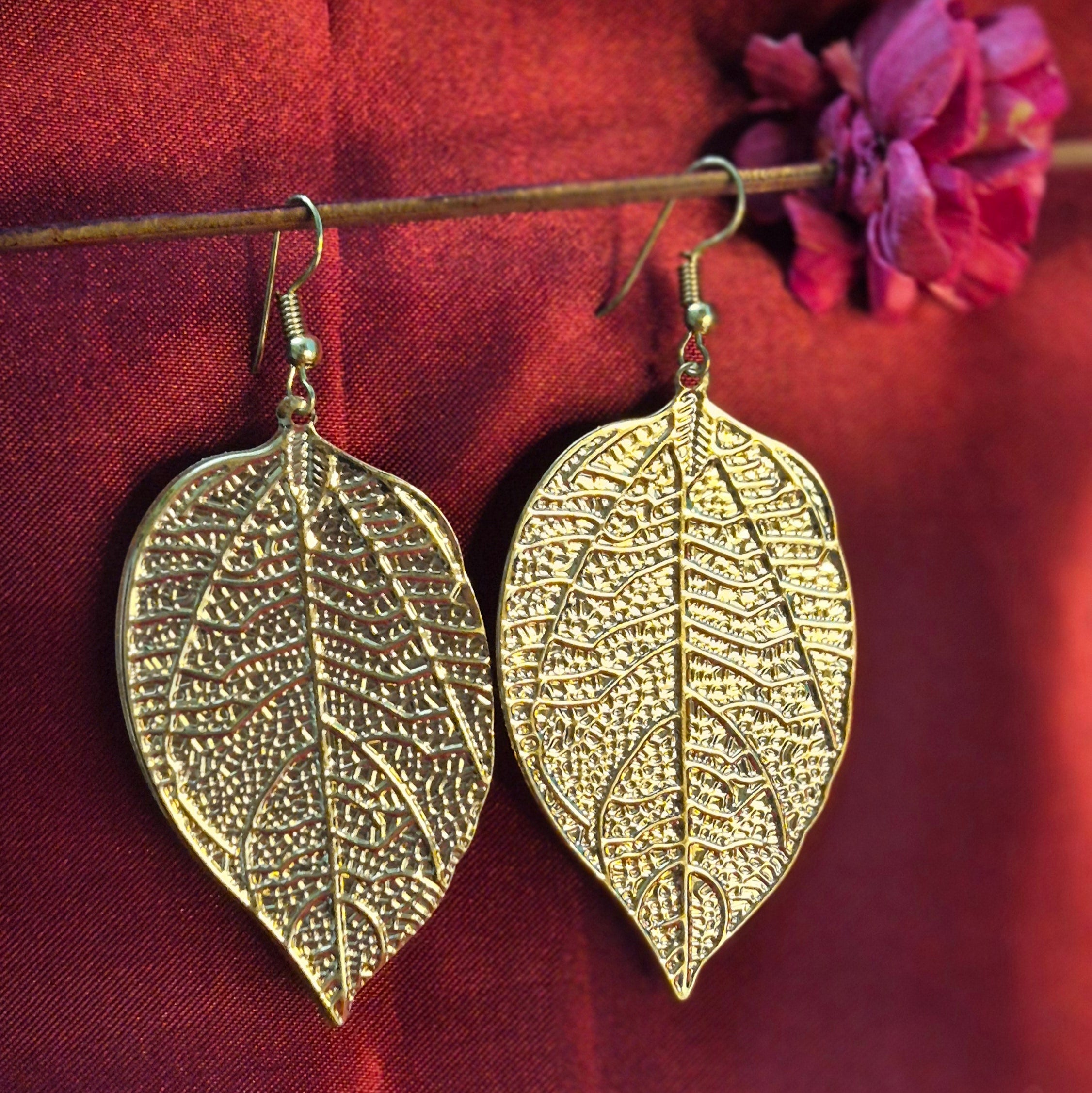 Hook Drop Netted Leaf Golden