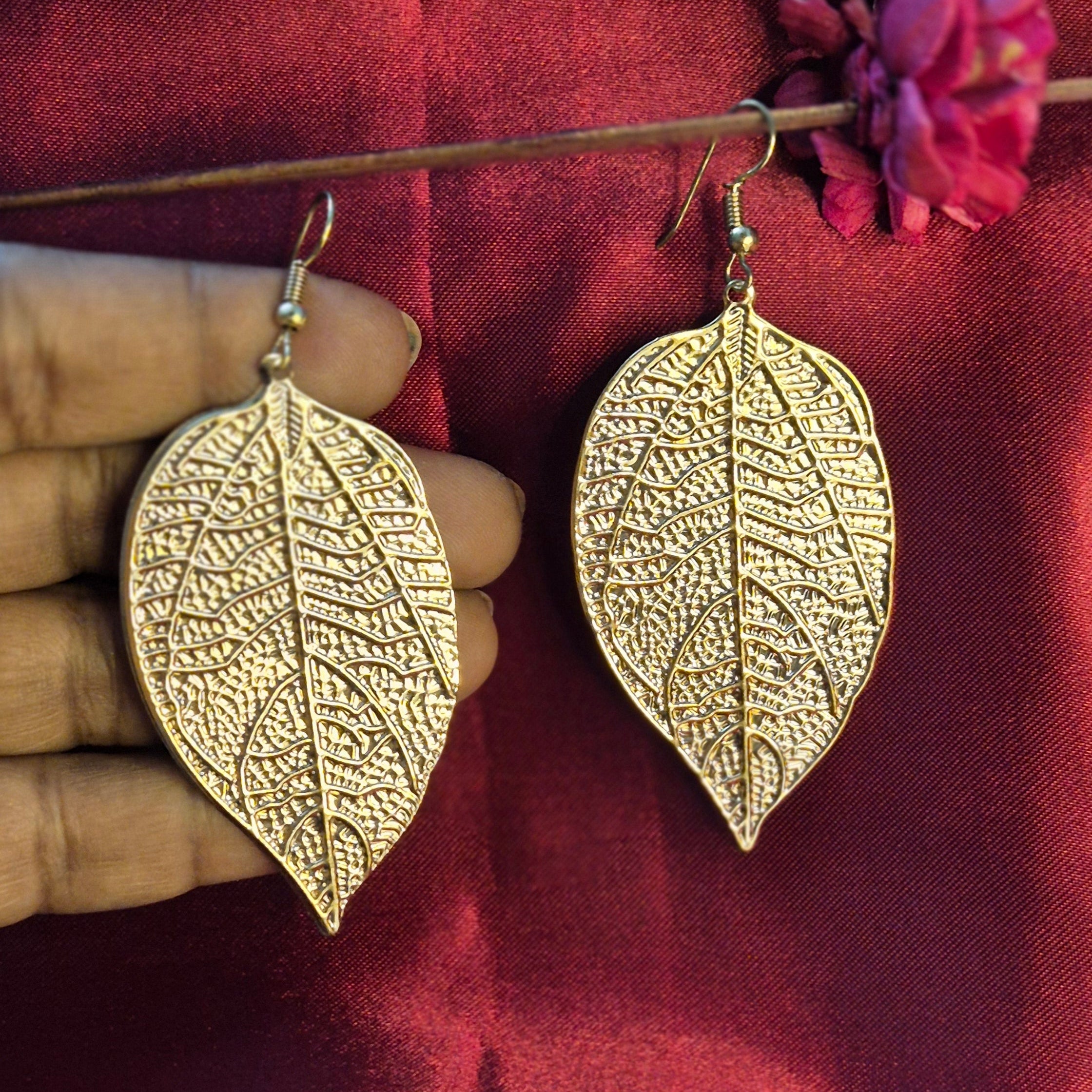 Hook Drop Netted Leaf Golden