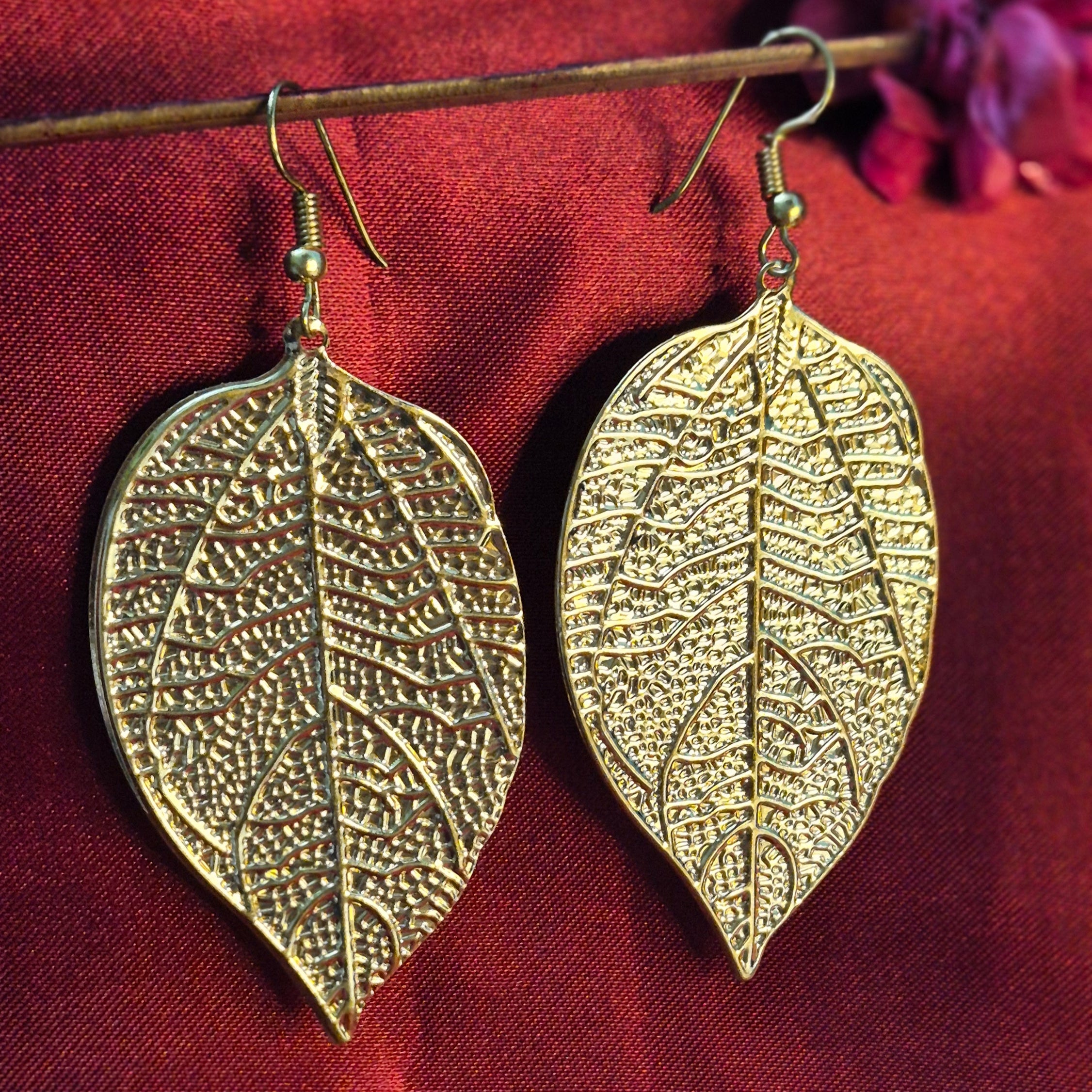 Hook Drop Netted Leaf Golden