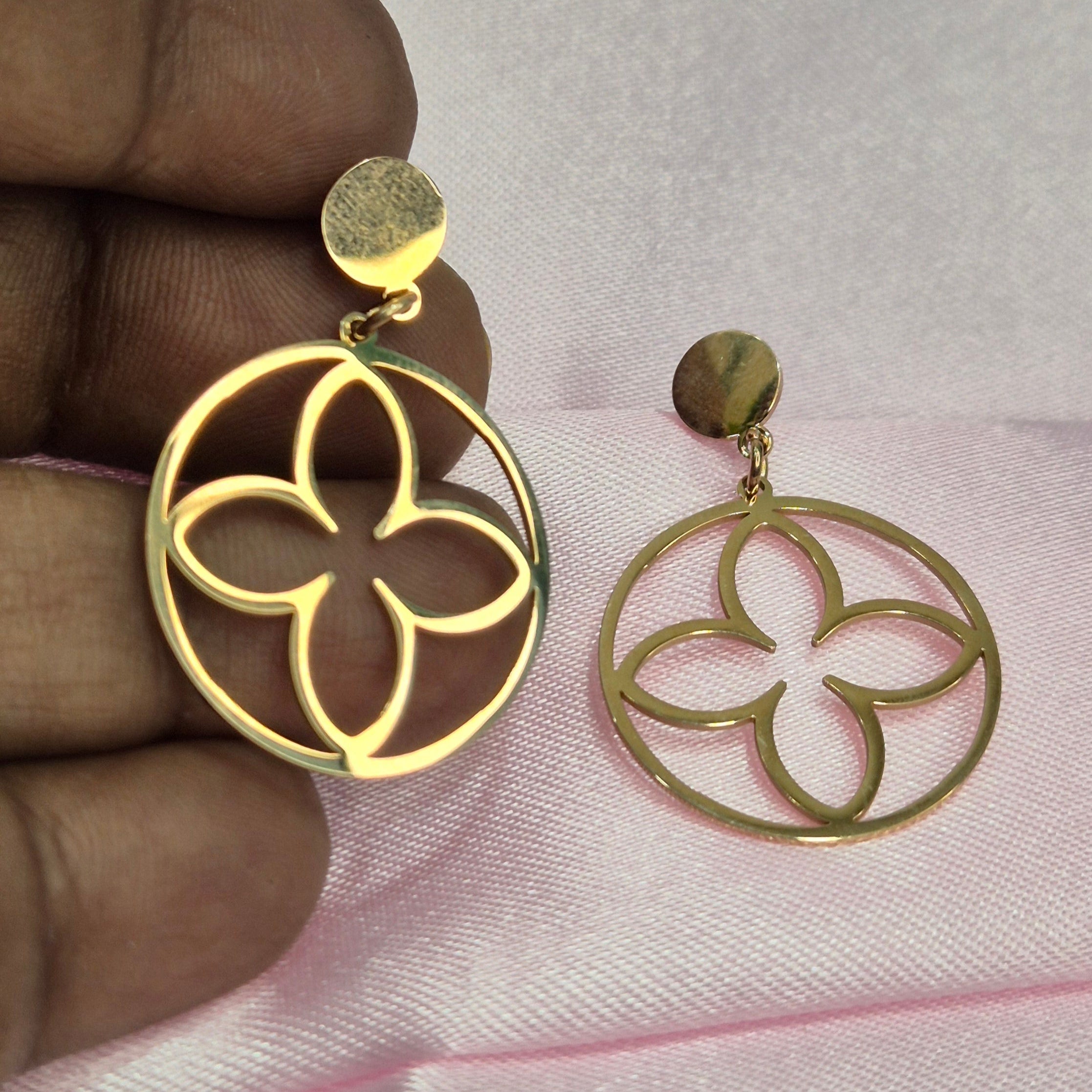 Elegant Gold-Plated Dangler Ring