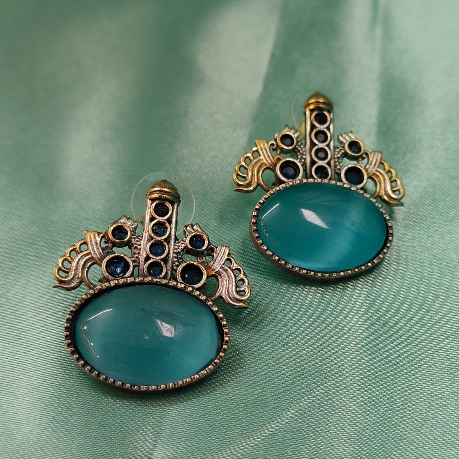 Round Stone earring with a bohemian look,in red,blue,yellow and green monalisa stones