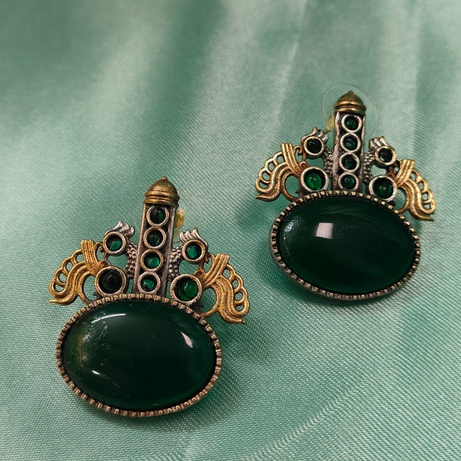 Round Stone earring with a bohemian look,in red,blue,yellow and green monalisa stones