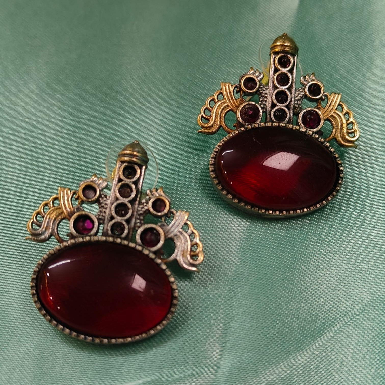 Round Stone earring with a bohemian look,in red,blue,yellow and green monalisa stones