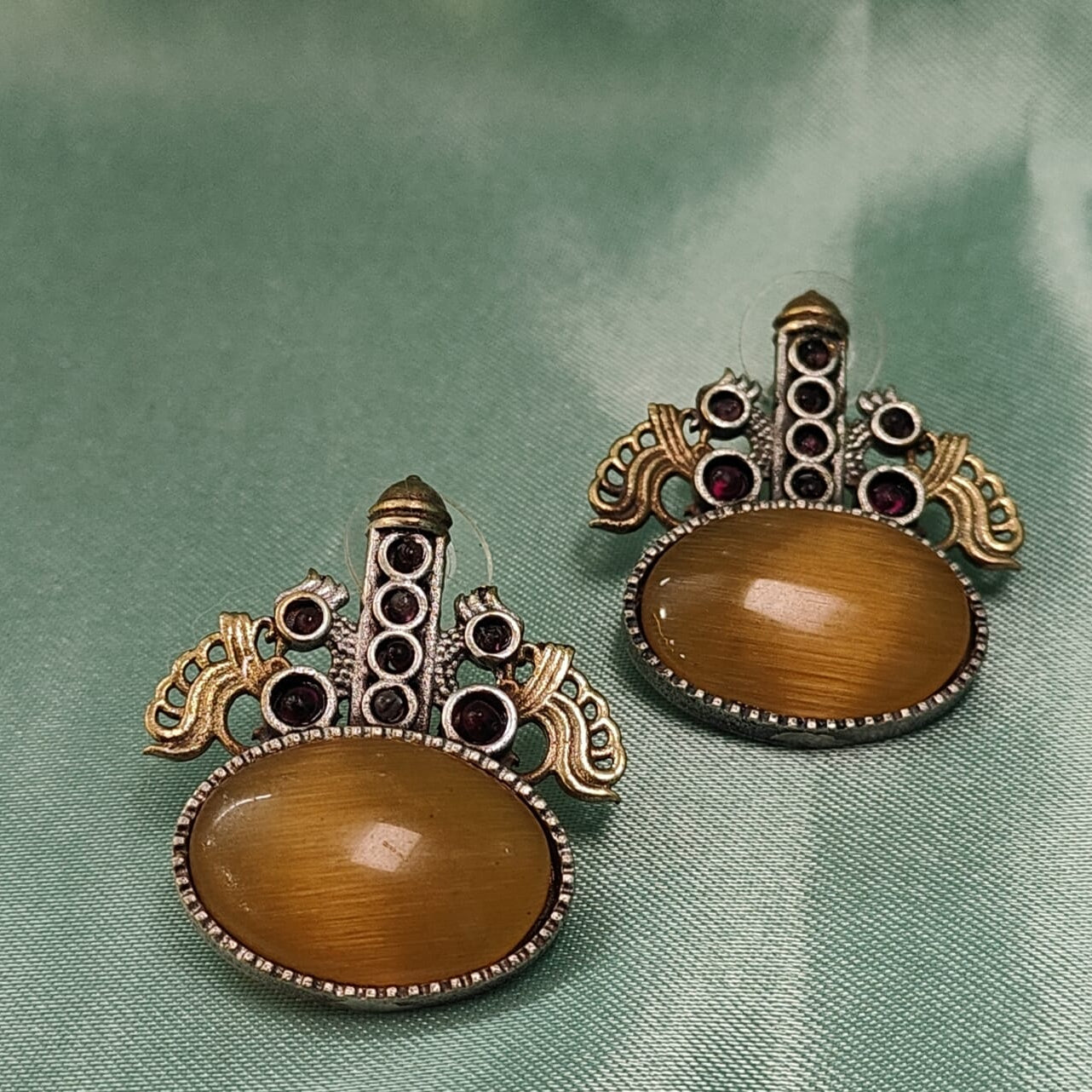 Round Stone earring with a bohemian look,in red,blue,yellow and green monalisa stones