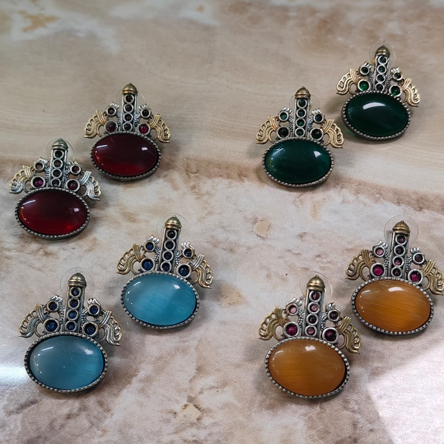 Round Stone earring with a bohemian look,in red,blue,yellow and green monalisa stones