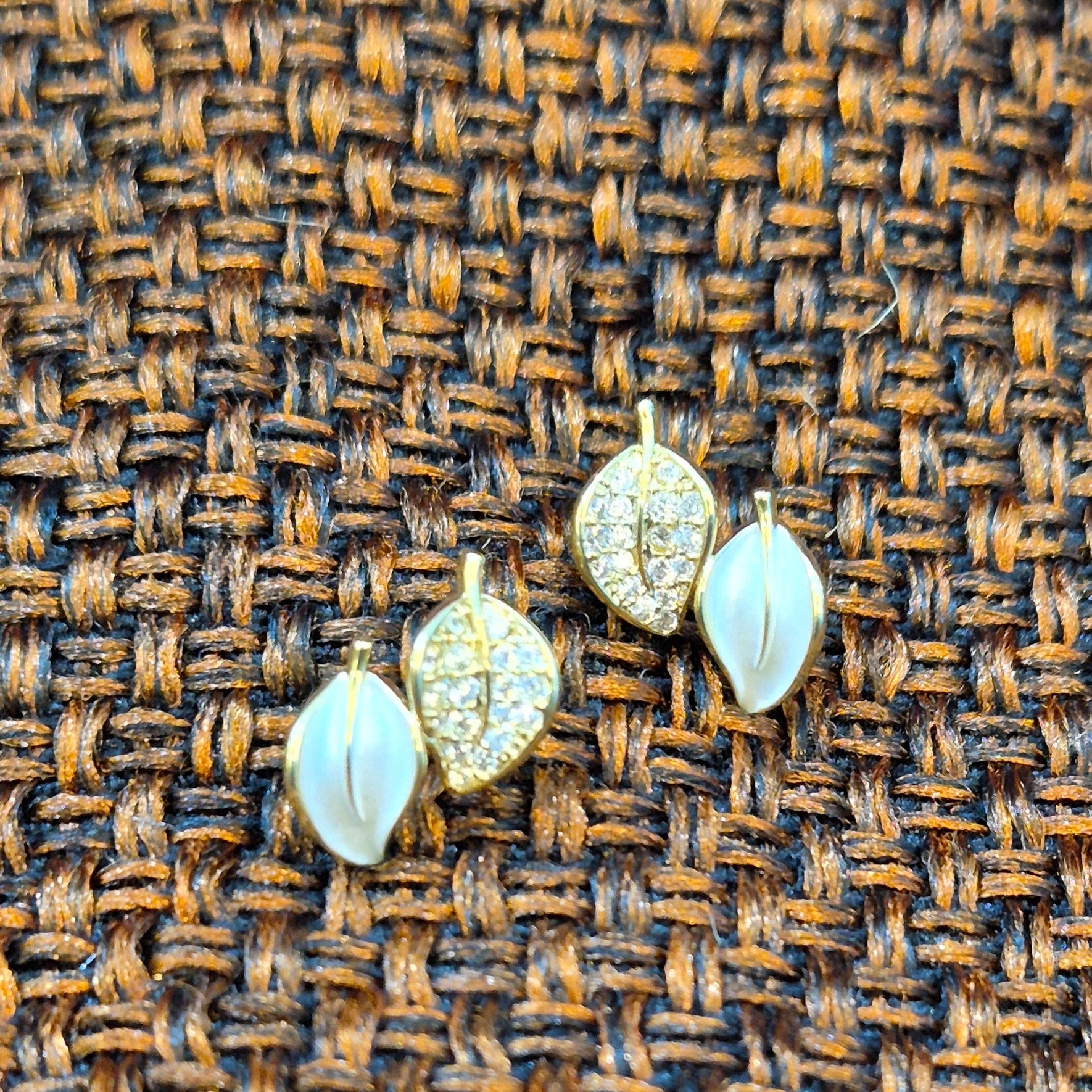 Korean Twin Leaf Stud