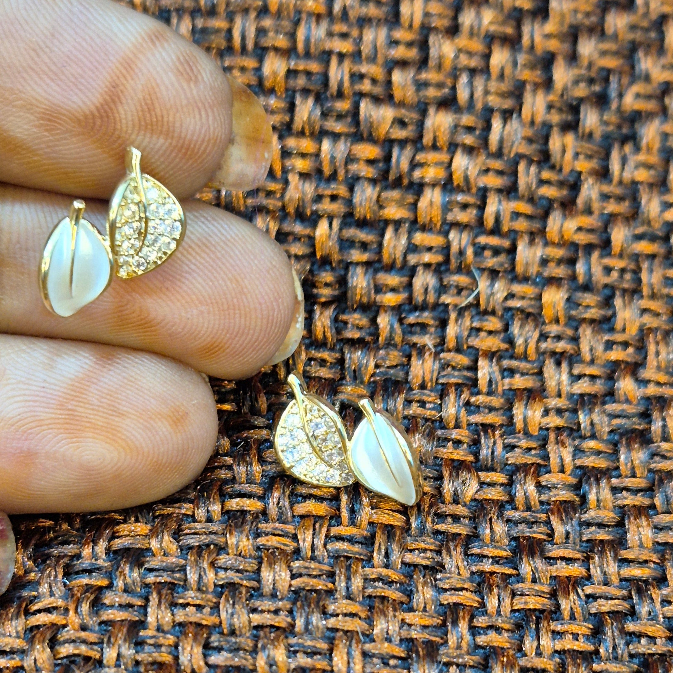 Korean Twin Leaf Stud